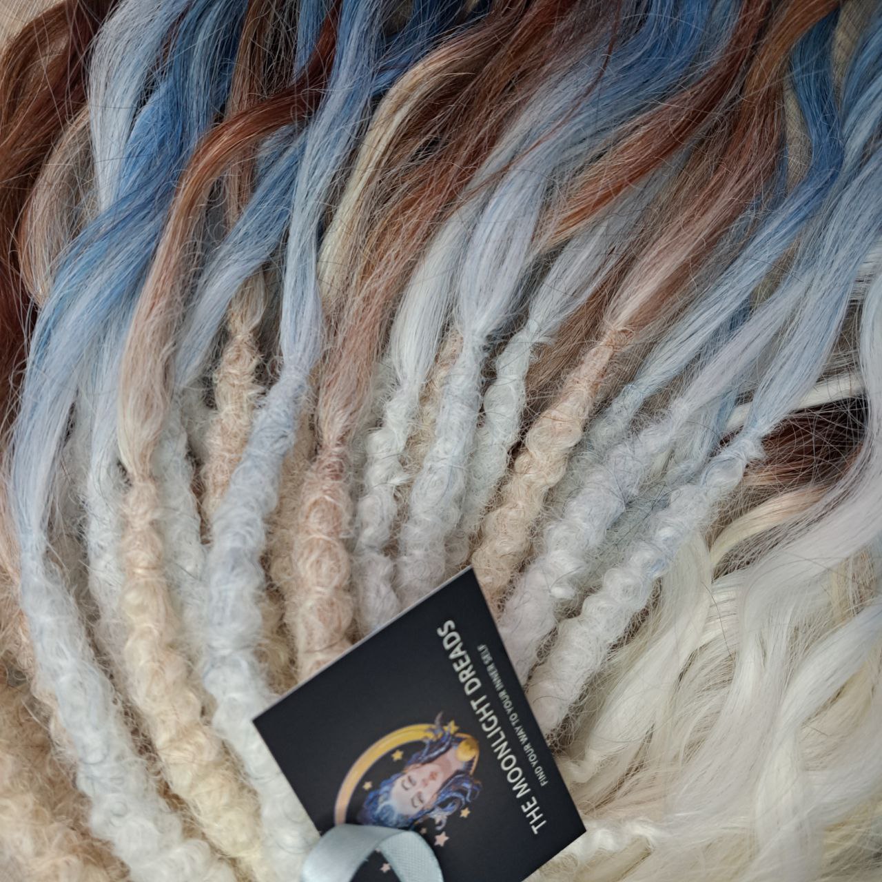 This set blends creamy blonde, cool ice-blue, medium chestnut, and deep brown into a smooth, natural-looking gradient.
Soft, lightweight, and reusable synthetic brushable double-ended wavy dreadlocks (available as regular dreaded, braided middle, or push-up).
Perfect for those who prefer calm, neutral, and balanced tones with a cool-to-warm transition.