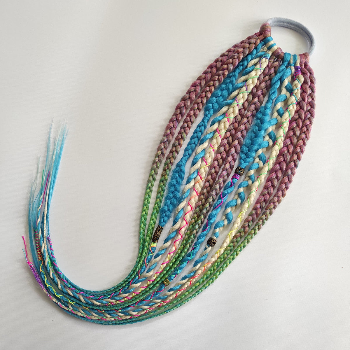 Braids, dreads, and curls on an elastic band — a simple way to transform a ponytail without installing a set. Easy to put on and remove whenever you like. A great option if you can’t install dreads or braids. Also, a perfect gift for kids 🎁