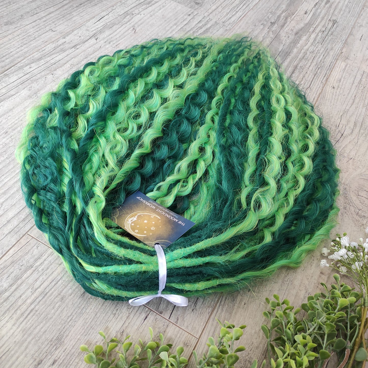 Emerald Moss - a mix of emerald and neon green. Soft, lightweight, and reusable synthetic double ended NON-BRUSHABLE curls.

The length:
Standard dreaded - 22-24 inches (55-60 cm), dreaded part ±4-5 inches
Push-up / Dolly - 20-22 inches (50-55 cm), dreaded part ±4 inches (from working side).
