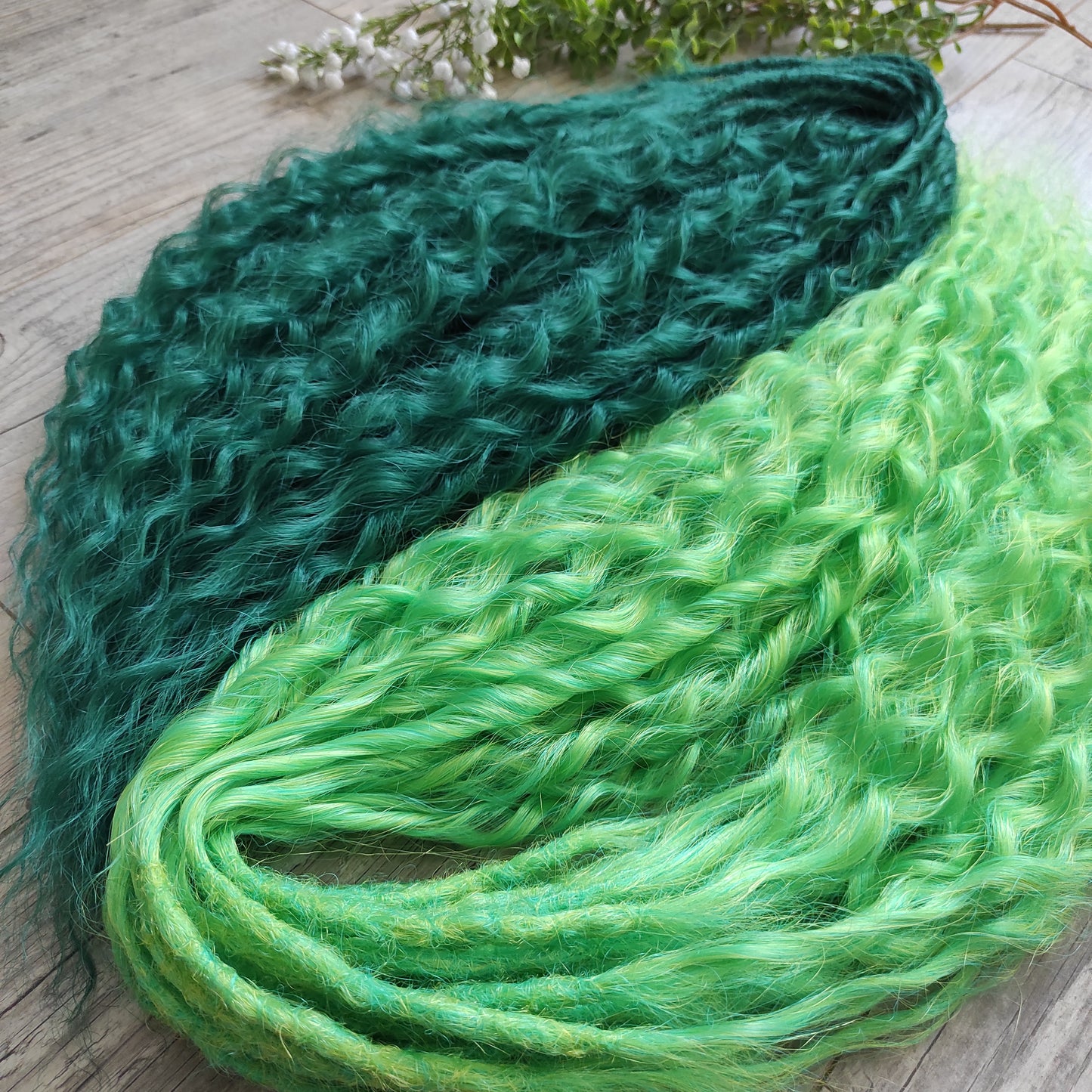 Emerald Moss - a mix of emerald and neon green. Soft, lightweight, and reusable synthetic double ended NON-BRUSHABLE curls.

The length:
Standard dreaded - 22-24 inches (55-60 cm), dreaded part ±4-5 inches
Push-up / Dolly - 20-22 inches (50-55 cm), dreaded part ±4 inches (from working side).

