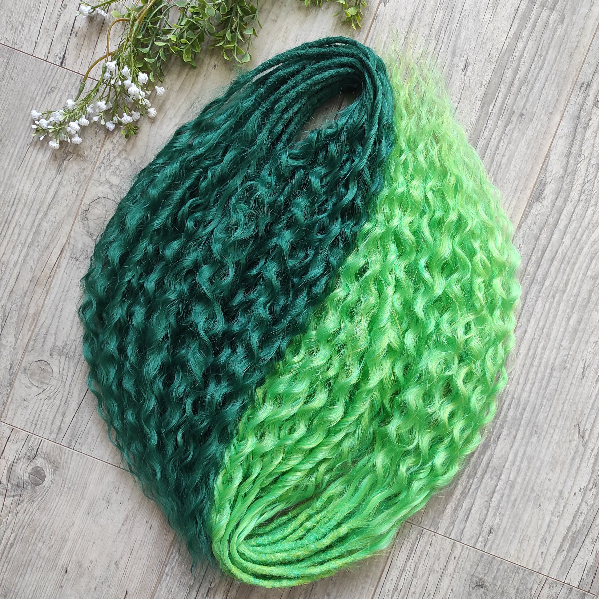 Emerald Moss - a mix of emerald and neon green. Soft, lightweight, and reusable synthetic double ended NON-BRUSHABLE curls.

The length:
Standard dreaded - 22-24 inches (55-60 cm), dreaded part ±4-5 inches
Push-up / Dolly - 20-22 inches (50-55 cm), dreaded part ±4 inches (from working side).
