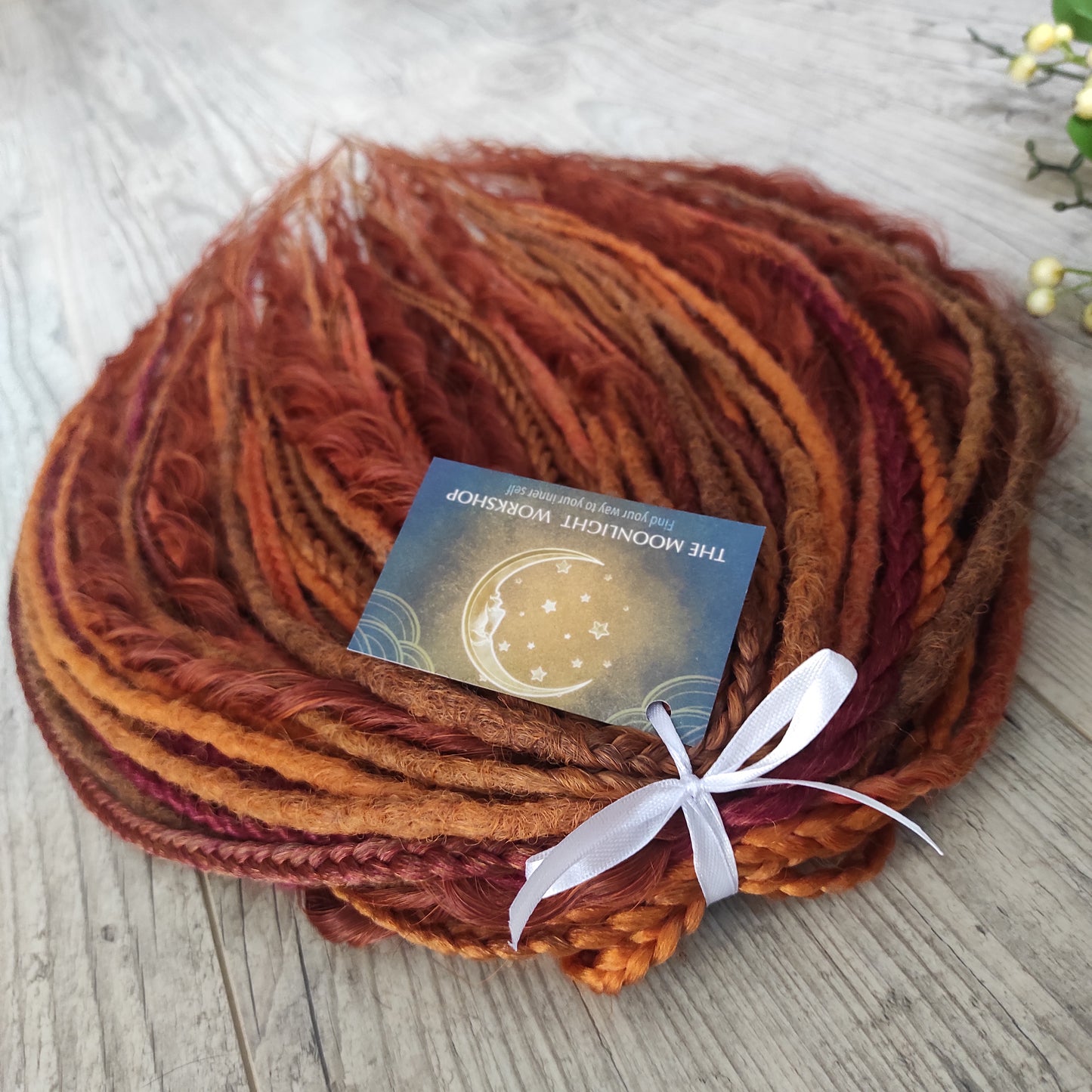 Copper Leaves - soft, lightweight, and reusable mixed set of synthetic crochet dreads, braids, Senegalese twists, and non-brushable dreaded curls. A blend of warm copper, rust, terracotta, and deep burgundy tones - inspired by the colors of autumn leaves.

Standard length: ±22-24 inches (55-60 cm)
Thickness of dreads and braids: ±0.8 cm
Dreaded part of curls: ±4–5 inches (one-side dreaded)
