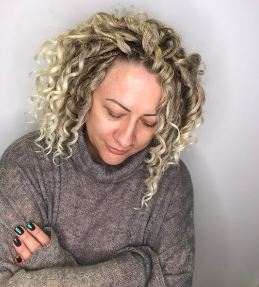 Short 10 inches (25 cm) natural blonde standard dreaded synthetic curls