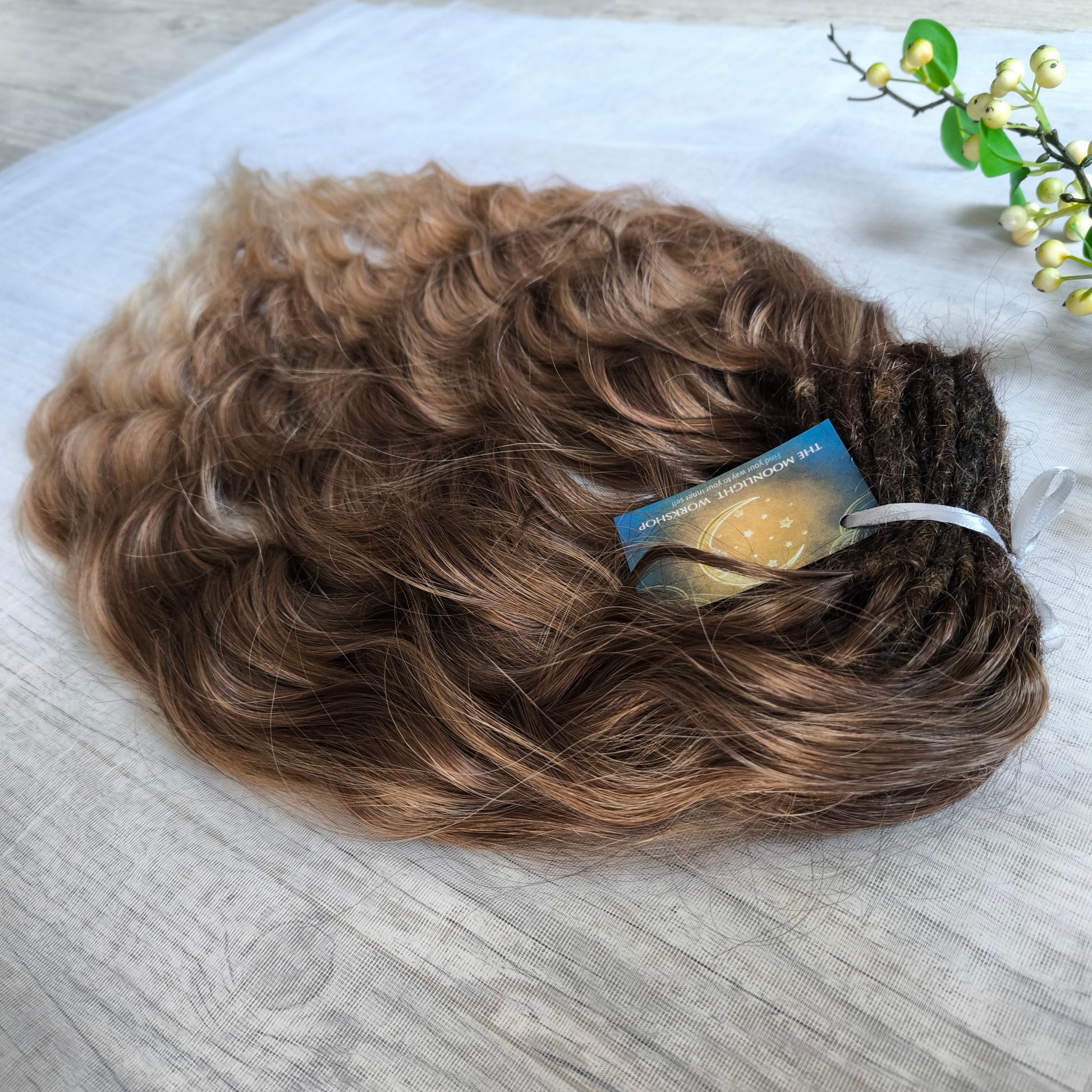 Bring the warmth of golden afternoons into your look with Honey Hazelnut. This set blends rich hazelnut brown at the roots into sweet caramel tones and finishes with soft wheat blonde tips. The waves catch the light beautifully, creating a natural sun-kissed effect.

Perfect for lovers of natural yet radiant colors, this set will add elegance and effortless charm to your style.