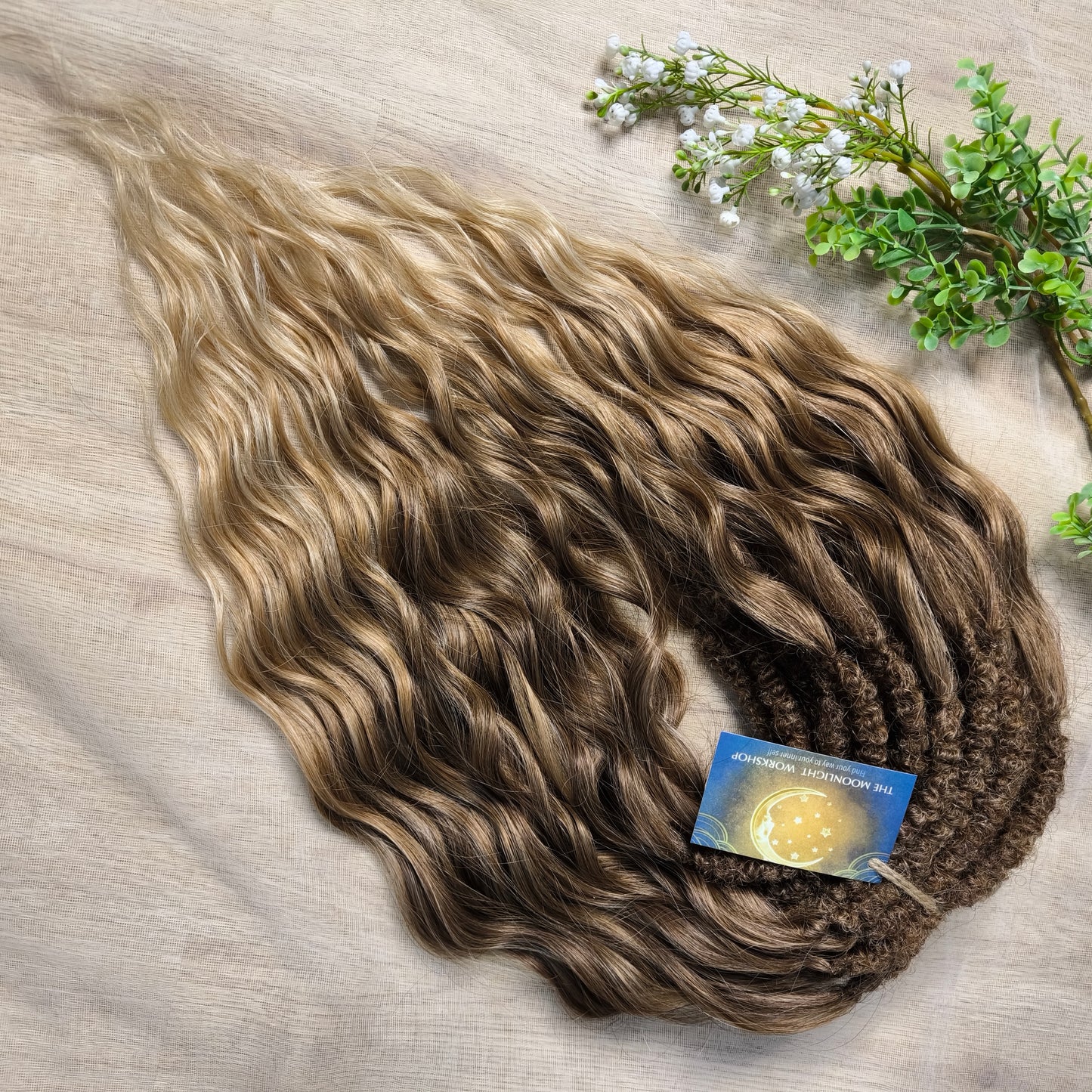 Bring the warmth of golden afternoons into your look with Honey Hazelnut. This set blends rich hazelnut brown at the roots into sweet caramel tones and finishes with soft wheat blonde tips. The waves catch the light beautifully, creating a natural sun-kissed effect.

Perfect for lovers of natural yet radiant colors, this set will add elegance and effortless charm to your style.