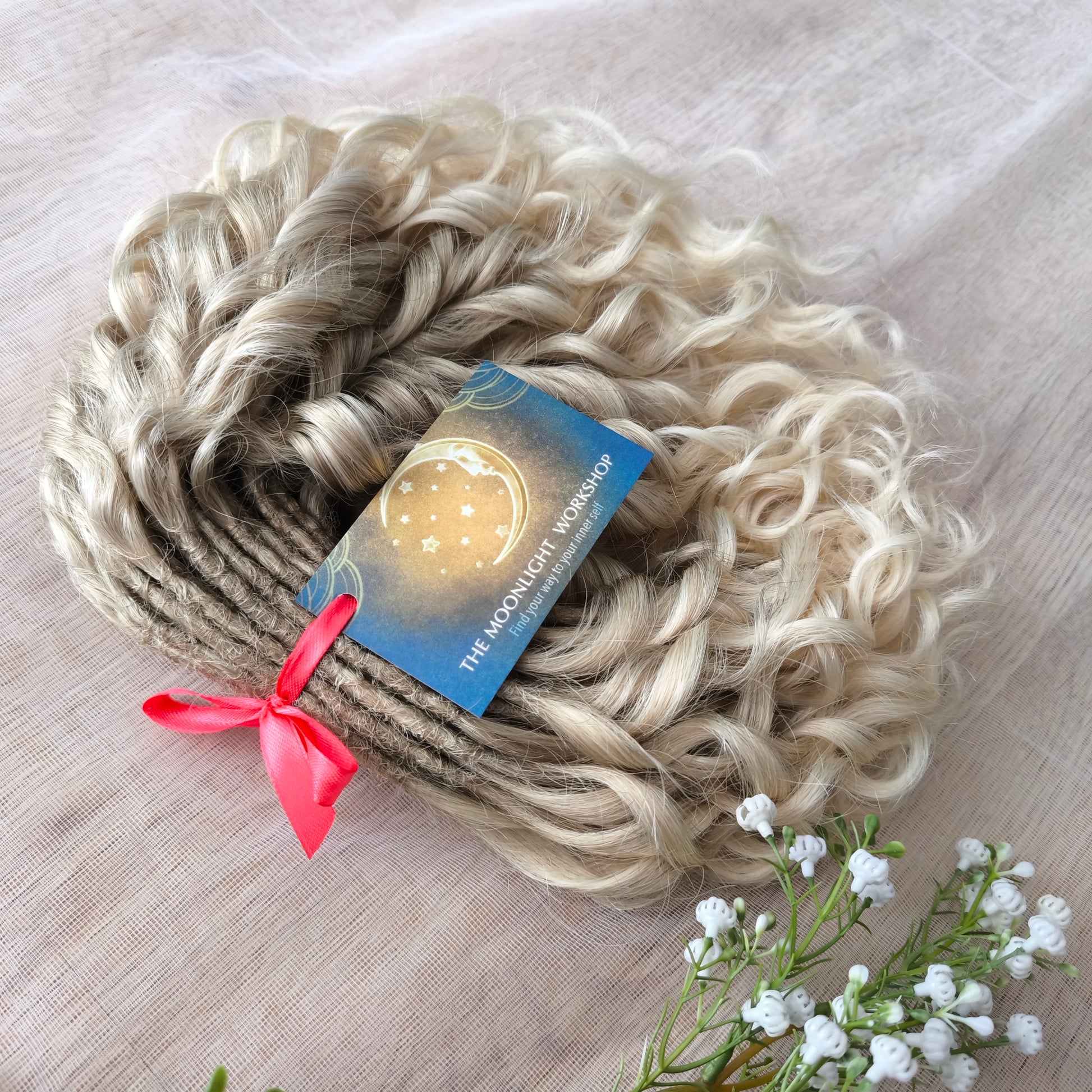 Short 10 inches (25 cm) natural blonde standard dreaded synthetic curls
