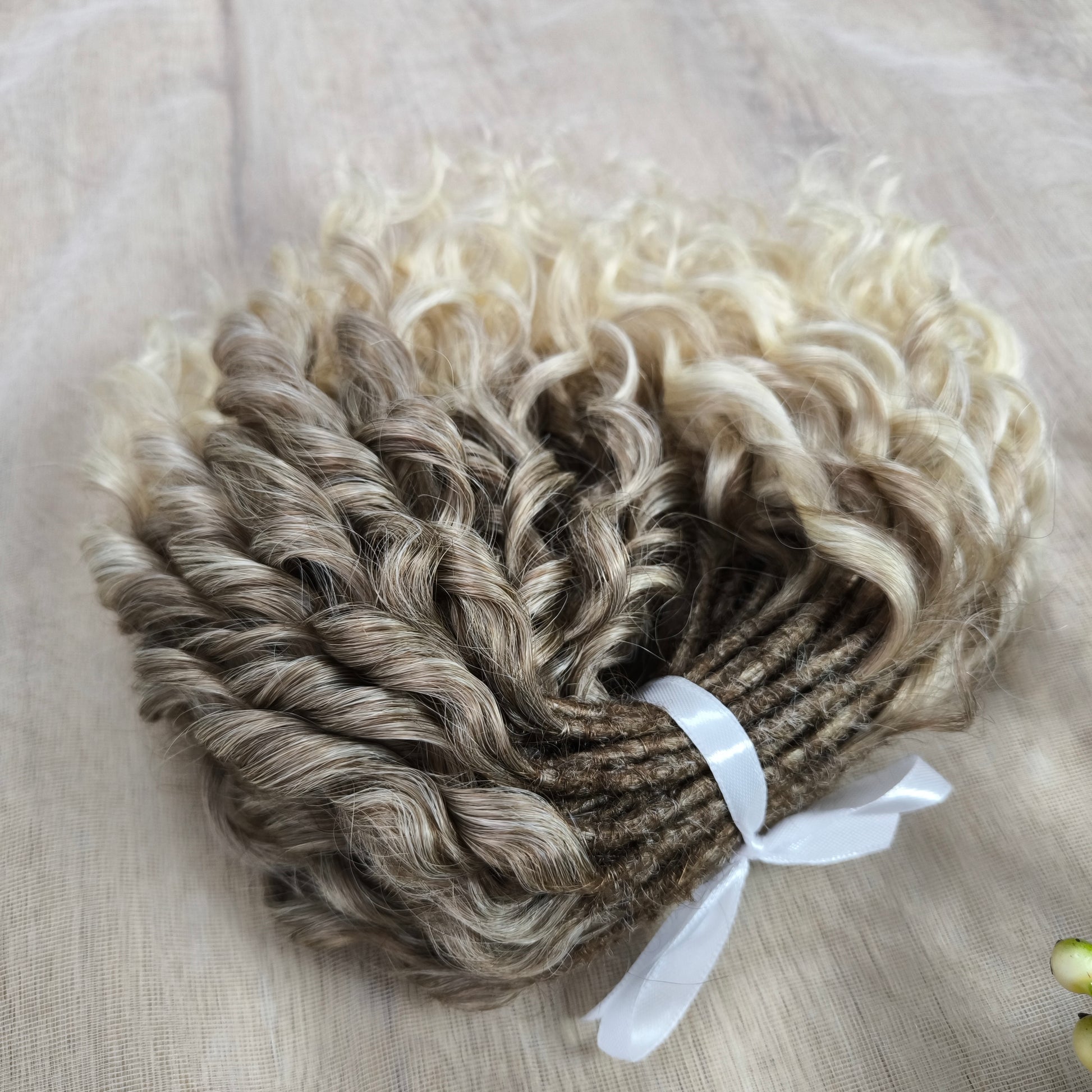Short 10 inches (25 cm) natural blonde standard dreaded synthetic curls