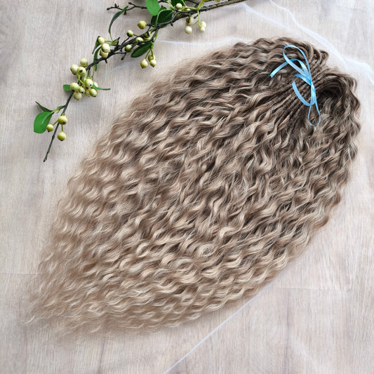 Ombre natural golden honey wheat blonde soft, lightweight, and reusable synthetic brushable double ended wavy dreadlocks (NOT BRUSHABLE).

The length:
Standard dreaded - 22-24 inches (55-60 cm), dreaded part ±3-4 inches
Push-up / Dolly - 20-22 inches (50-55 cm), dreaded part ±4 inches