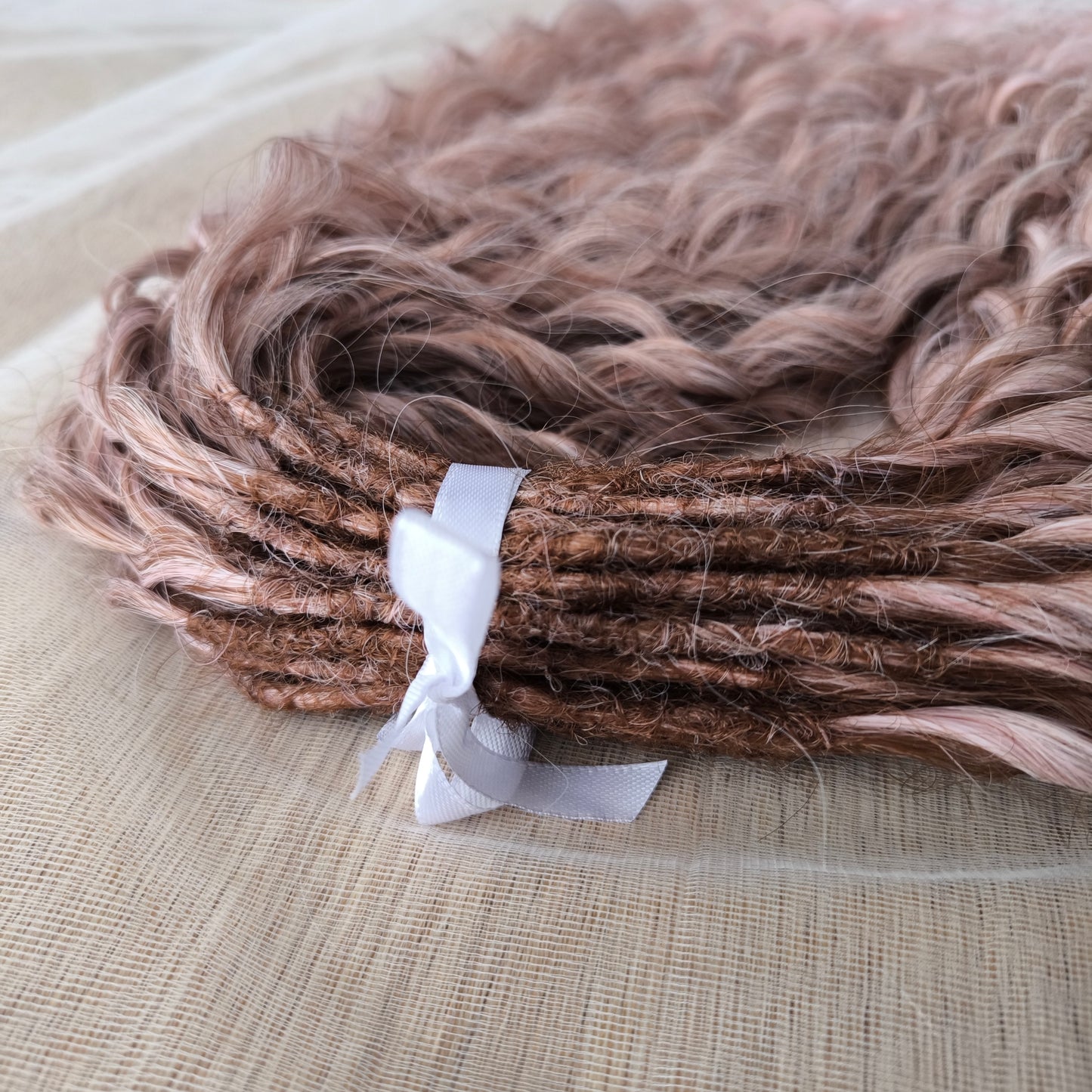 The set features a soft and elegant gradient: starting with a dusty rose brown at the roots, blending into a gentle blush pink, and fading into a light icy blonde at the tips.

It creates a dreamy, romantic look reminiscent of strawberries and cream or a rosé latte – delicate yet eye-catching. The subtle pastel tones make this color perfect for those who love a feminine, graceful, and versatile style.