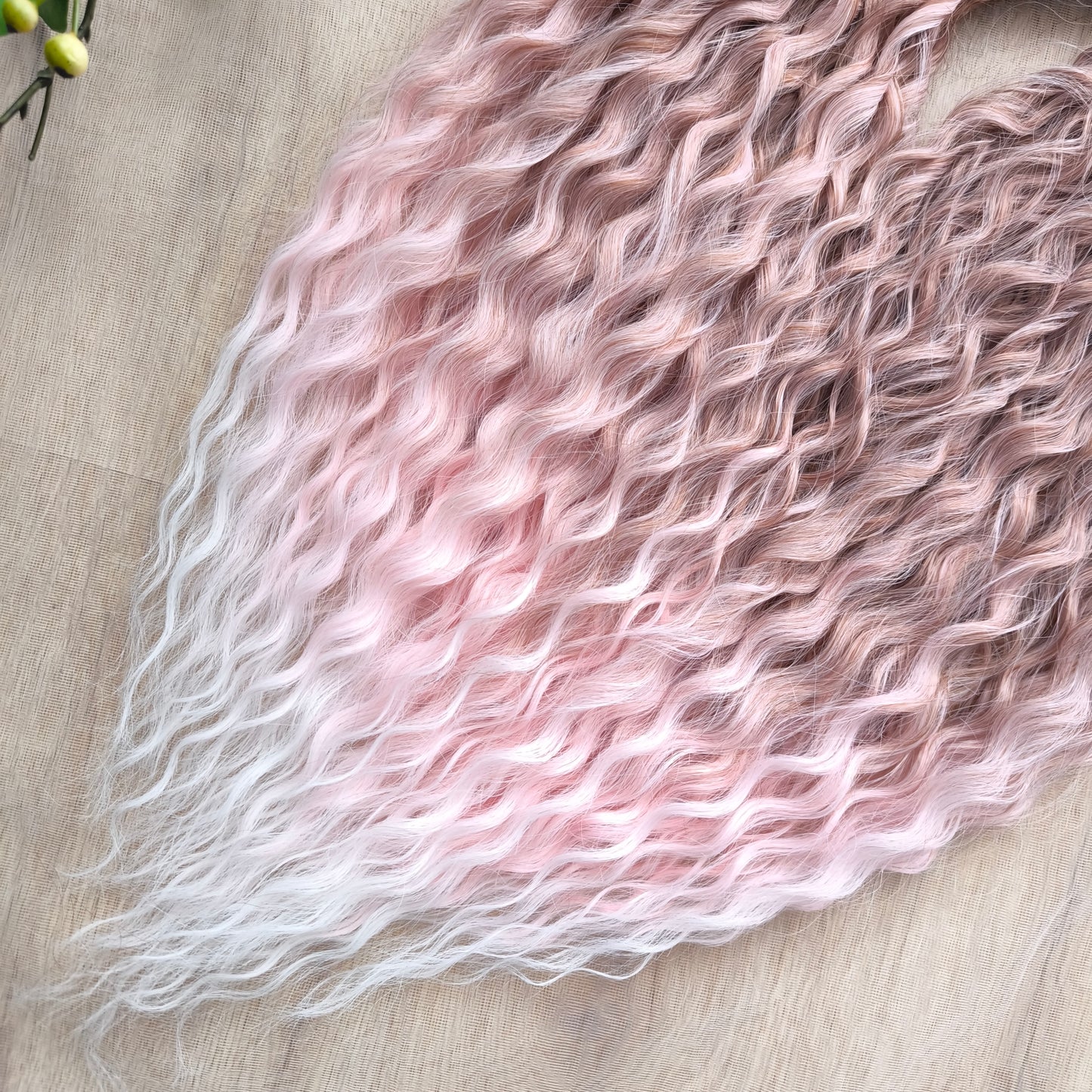 The set features a soft and elegant gradient: starting with a dusty rose brown at the roots, blending into a gentle blush pink, and fading into a light icy blonde at the tips.

It creates a dreamy, romantic look reminiscent of strawberries and cream or a rosé latte – delicate yet eye-catching. The subtle pastel tones make this color perfect for those who love a feminine, graceful, and versatile style.