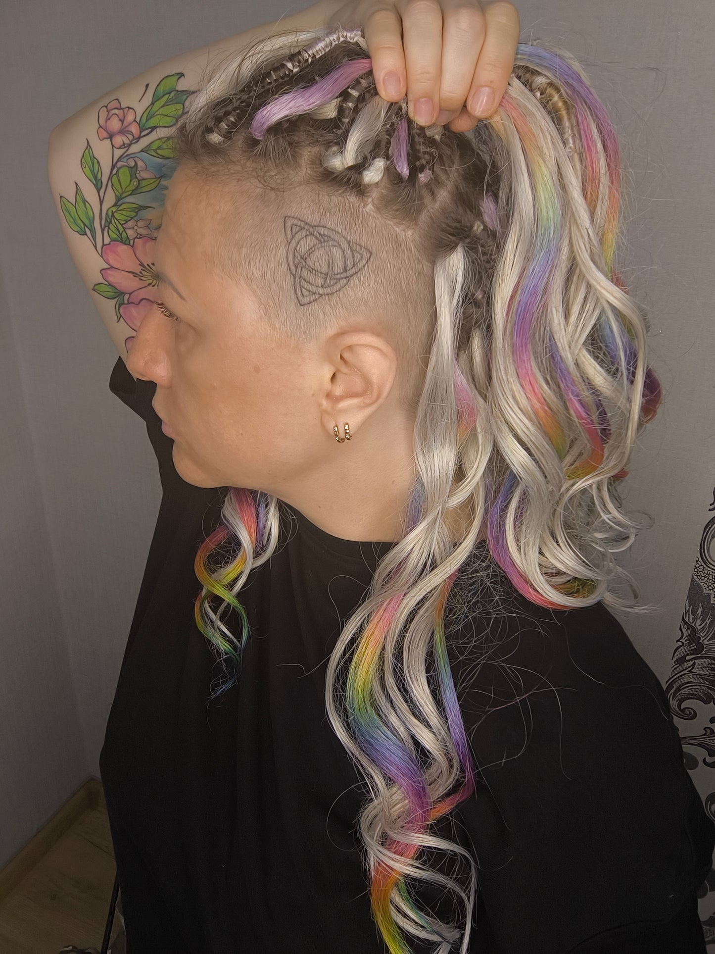 White Rainbow - 60 DE soft, lightweight, and reusable synthetic standard dreaded brushable curls Manasi. Platinum blonde base blended with rainbow/prism/glitch effect accents. 

Length: 16 inches (40 cm)
Dreaded part: approximately 3-4 inches (8-10 cm)
Weight: ±300 gr (10,6 oz)