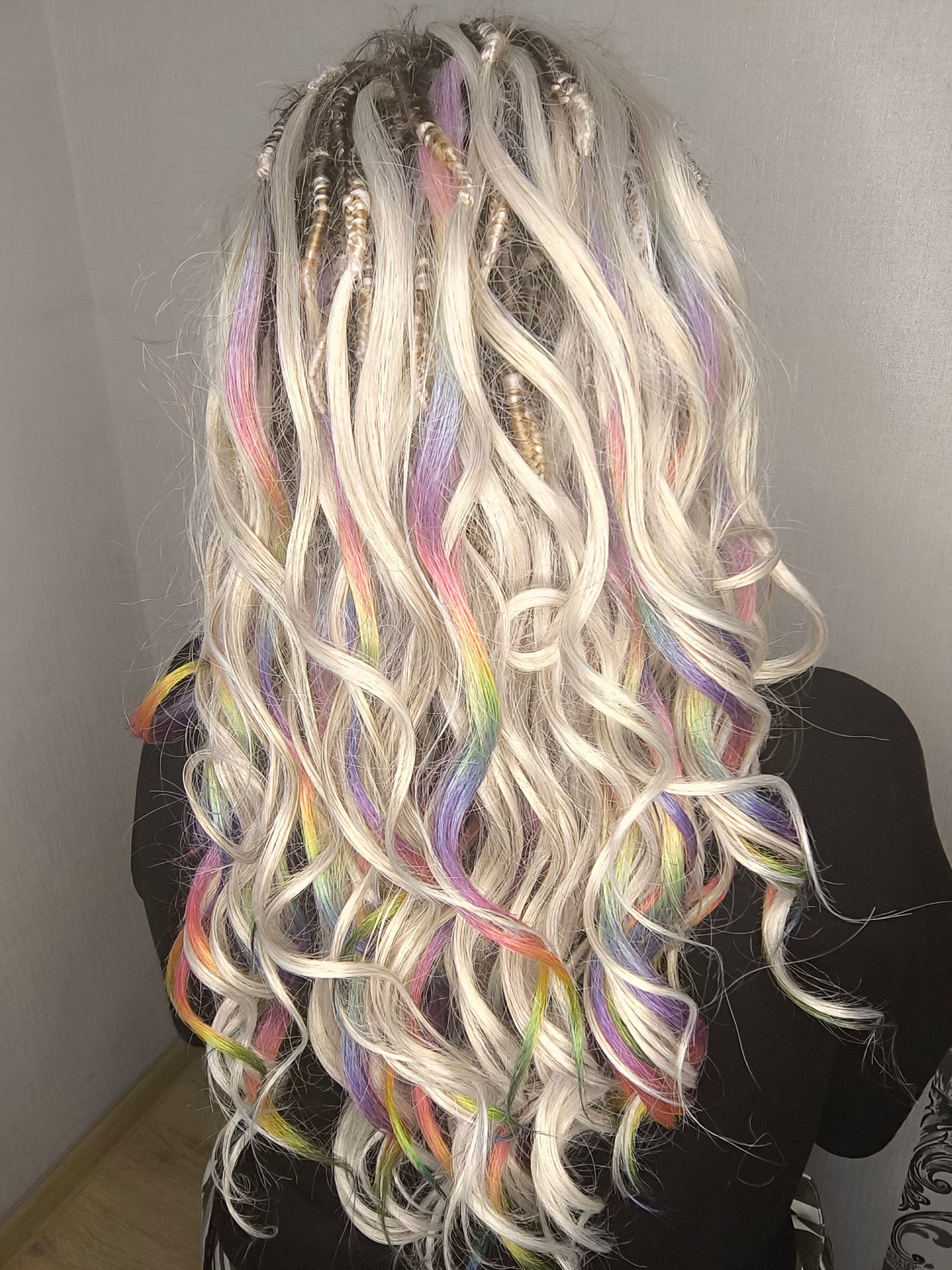 White Rainbow - 60 DE soft, lightweight, and reusable synthetic standard dreaded brushable curls Manasi. Platinum blonde base blended with rainbow/prism/glitch effect accents. 

Length: 16 inches (40 cm)
Dreaded part: approximately 3-4 inches (8-10 cm)
Weight: ±300 gr (10,6 oz)
