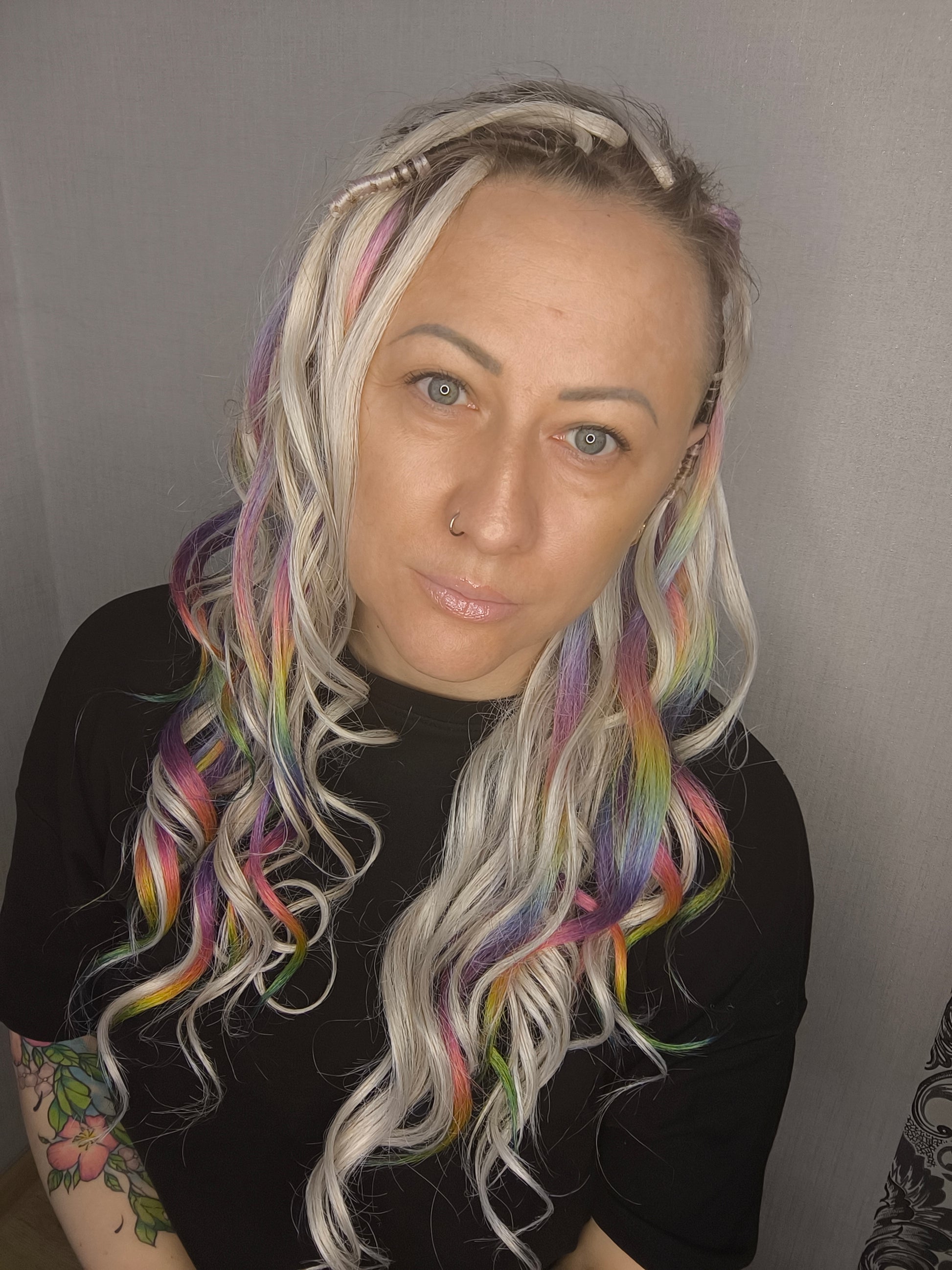 White Rainbow - 60 DE soft, lightweight, and reusable synthetic standard dreaded brushable curls Manasi. Platinum blonde base blended with rainbow/prism/glitch effect accents. 

Length: 16 inches (40 cm)
Dreaded part: approximately 3-4 inches (8-10 cm)
Weight: ±300 gr (10,6 oz)