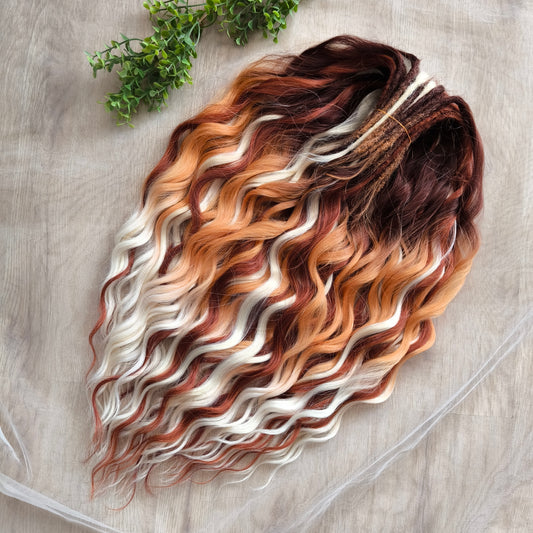This set combines a rich three-tone ombré gradient — deep chestnut, warm copper, and pale blonde — with additional solid strands in copper and creamy platinum, creating a stunning play of light and color.

Inspired by autumn leaves, glowing embers, and the graceful energy of a wild fox, Amber Fox is made to stand out with both softness and strength.

Soft, lightweight, and reusable synthetic brushable double ended wavy dreadlocks (available as regular dreaded, braided middle, or push-up).