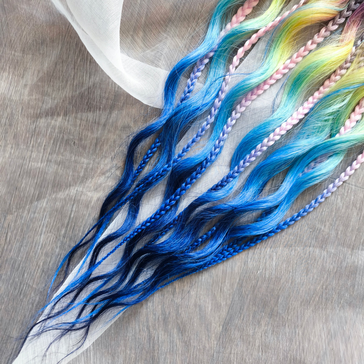 Gradient from deep purple to yellow, pink, and blue braids and curls on an elastic band — a simple way to transform a ponytail without installing a set. Easy to put on and remove whenever you like. A great option if you can’t install dreads or braids. Also, a perfect gift for kids