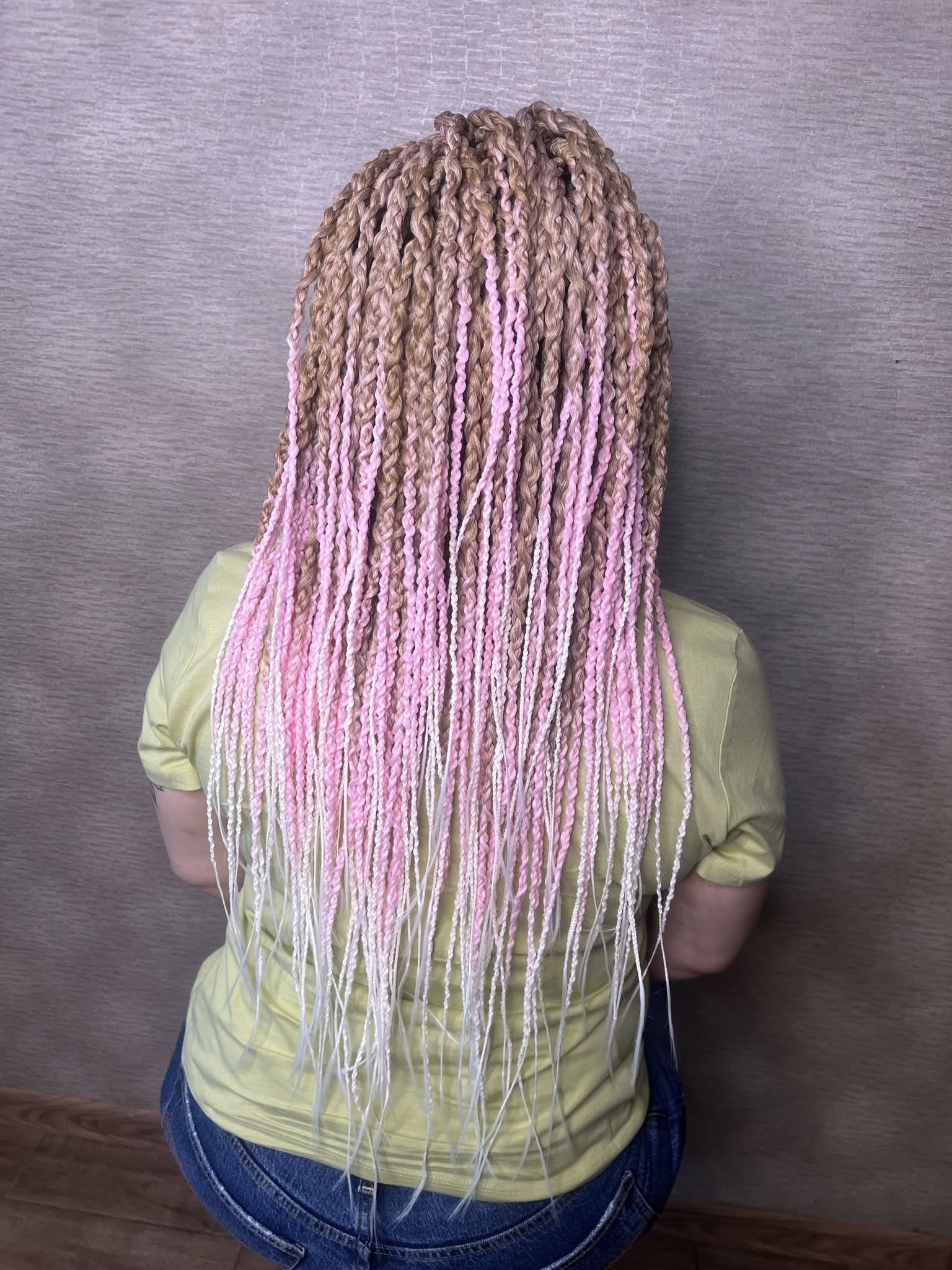 Ombre from nude blonde to pink and white: soft, lightweight, and reusable 49 double ended synthetic accents textured round braids "Waltz". Worn once during 5 weeks. Has been washed and corrected. Very good condition.

The length is 22-24 inches (55-60 cm).
