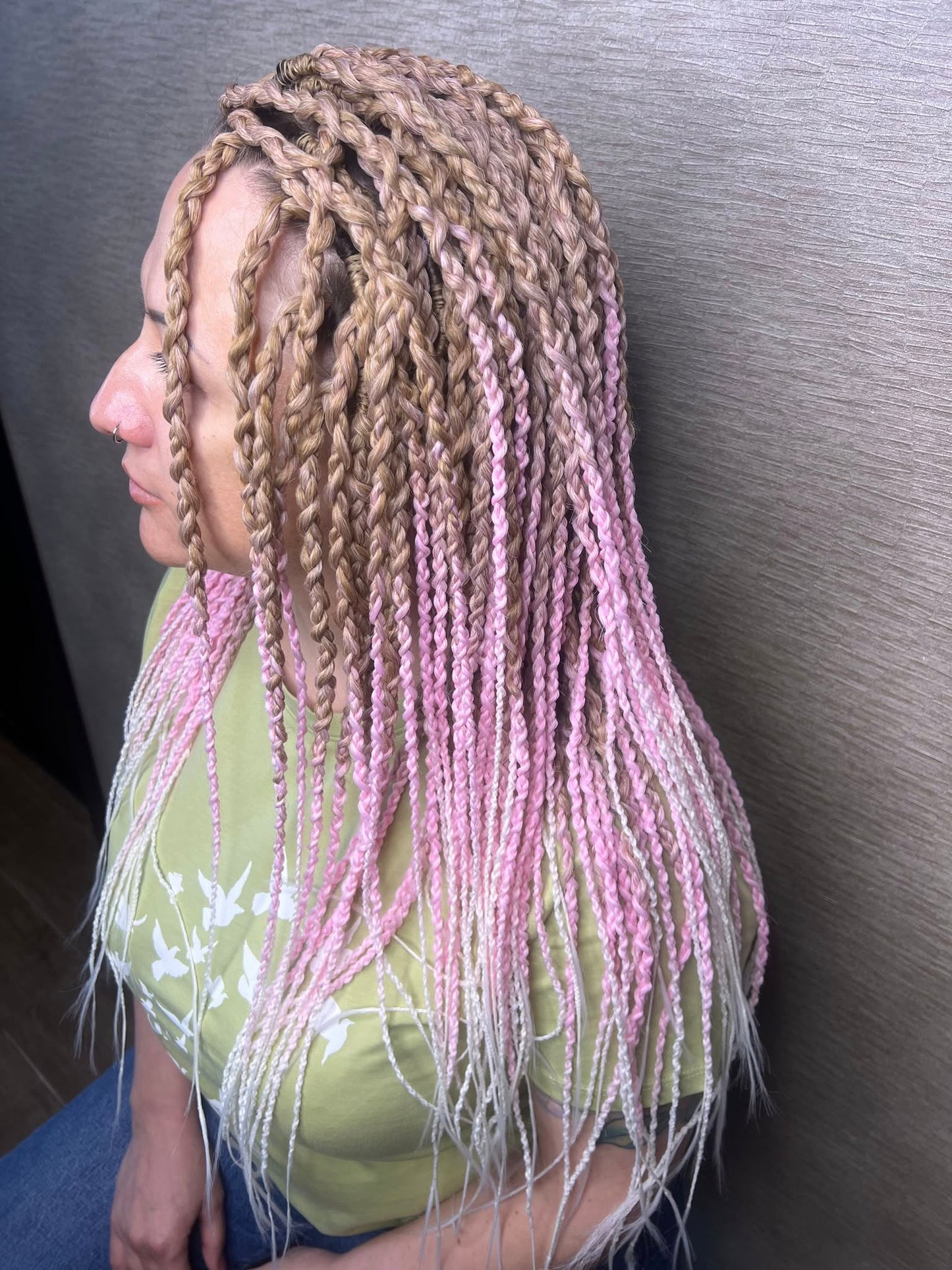 Ombre from nude blonde to pink and white: soft, lightweight, and reusable 49 double ended synthetic accents textured round braids "Waltz". Worn once during 5 weeks. Has been washed and corrected. Very good condition.

The length is 22-24 inches (55-60 cm).