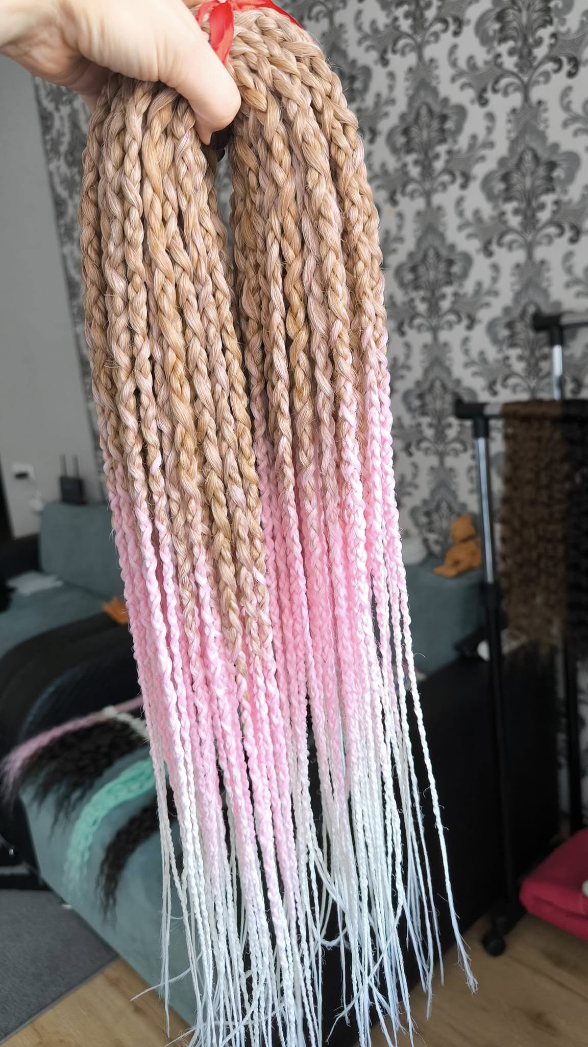Ombre from nude blonde to pink and white: soft, lightweight, and reusable 49 double ended synthetic accents textured round braids "Waltz". Worn once during 5 weeks. Has been washed and corrected. Very good condition.

The length is 22-24 inches (55-60 cm).