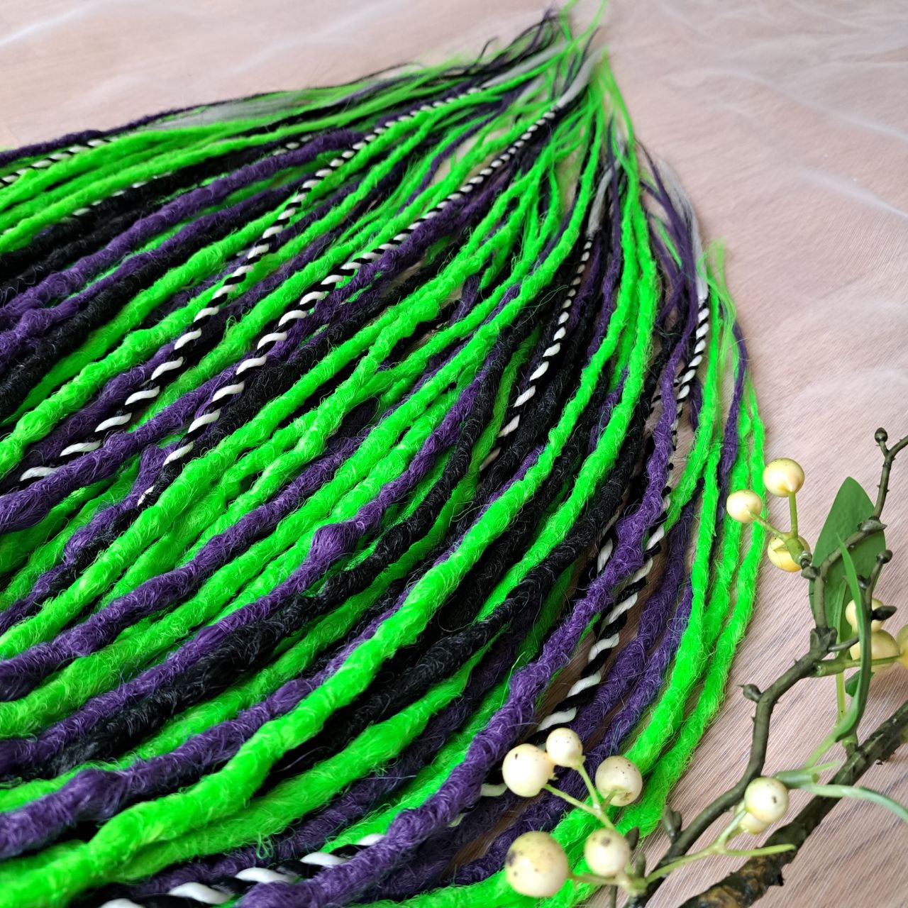 "Beetlejuice" - 50 DE Black, purple, and vibrant green synthetic set of double ended crochet textured dreads and Senegalese twists.

Standard length: ±22-24 inches (55-60 cm)
Thickness of dreads and braids: ±0.8-1 cm
Weight: ±315 gr (11 oz)