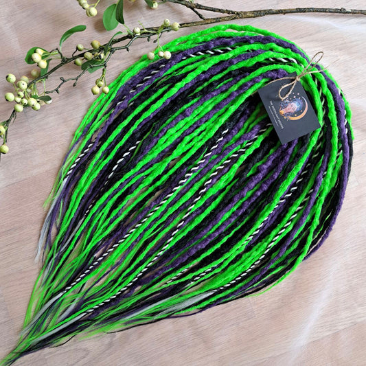 "Beetlejuice" - 50 DE Black, purple, and vibrant green synthetic set of double ended crochet textured dreads and Senegalese twists.

Standard length: ±22-24 inches (55-60 cm)
Thickness of dreads and braids: ±0.8-1 cm
Weight: ±315 gr (11 oz)