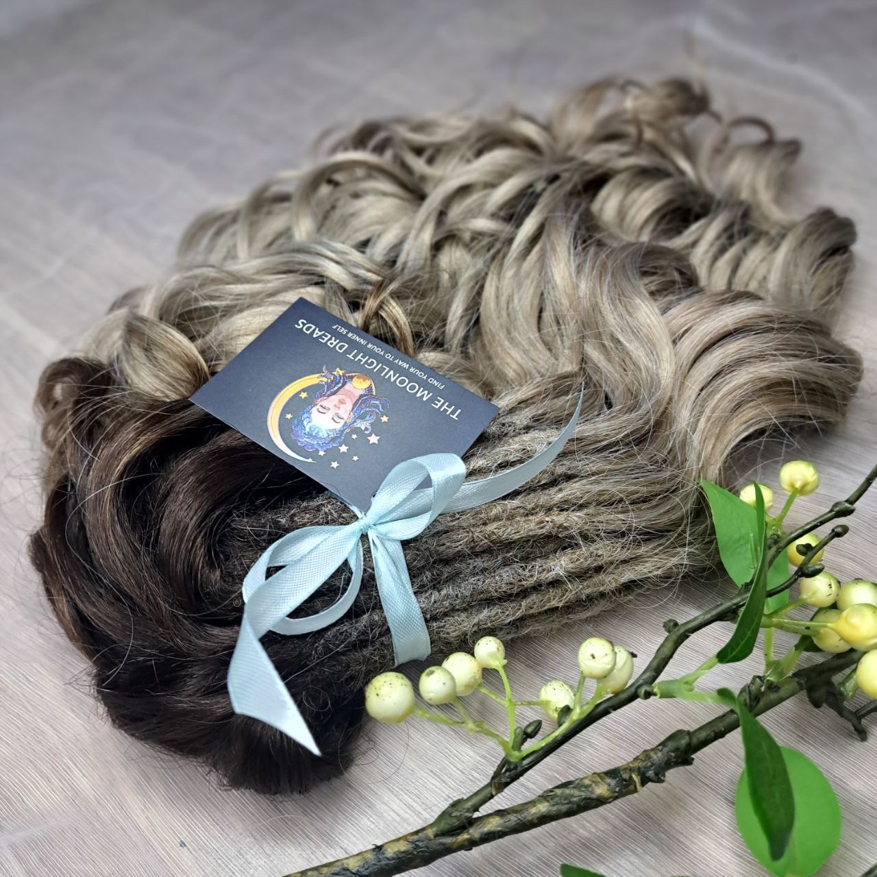 Ash wheat blonde with dark chocolate brown roots, soft, lightweight, and reusable 58 double ended synthetic standard dreaded brushable curls

Length: 16 inches (40 cm)
Dreaded part: approximately 3-4 inches (8-10 cm)
Weight: ±300 gr (10,6 oz)
