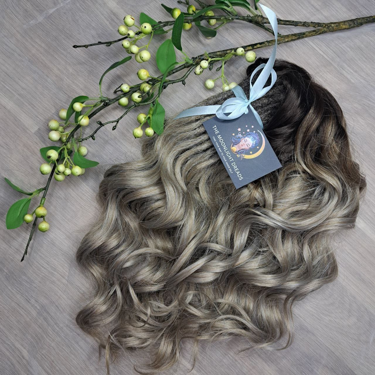 Ash wheat blonde with dark chocolate brown roots, soft, lightweight, and reusable 58 double ended synthetic standard dreaded brushable curls

Length: 16 inches (40 cm)
Dreaded part: approximately 3-4 inches (8-10 cm)
Weight: ±300 gr (10,6 oz)
