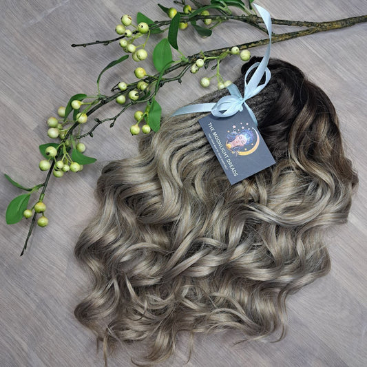 Ash wheat blonde with dark chocolate brown roots, soft, lightweight, and reusable 58 double ended synthetic standard dreaded brushable curls

Length: 16 inches (40 cm)
Dreaded part: approximately 3-4 inches (8-10 cm)
Weight: ±300 gr (10,6 oz)
