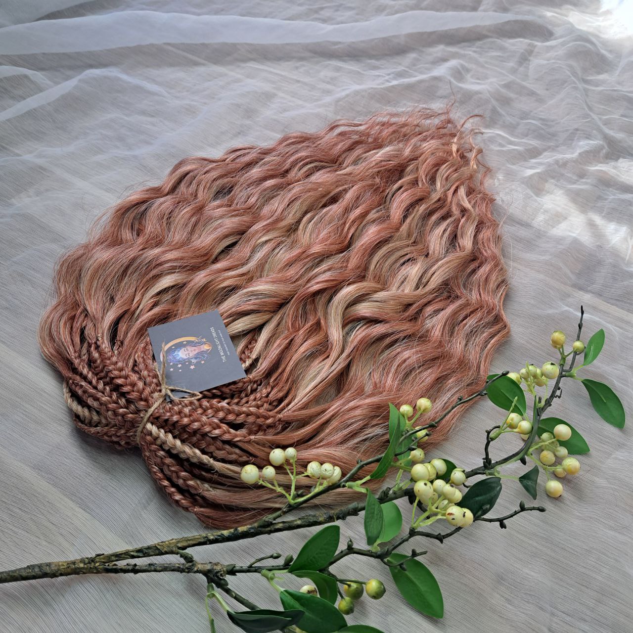This set blends muted rosewood, sage-tinted blonde, and pinky blonde into a delicate, natural-looking gradient. It’s perfect for those who love calm, grounded colors.
Soft, lightweight, and reusable synthetic brushable double ended wavy dreadlocks (available as regular dreaded, braided middle, or push-up).