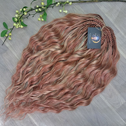 This set blends muted rosewood, sage-tinted blonde, and pinky blonde into a delicate, natural-looking gradient. It’s perfect for those who love calm, grounded colors.
Soft, lightweight, and reusable synthetic brushable double ended wavy dreadlocks (available as regular dreaded, braided middle, or push-up).