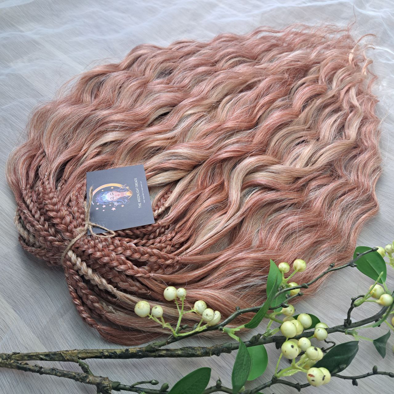 This set blends muted rosewood, sage-tinted blonde, and pinky blonde into a delicate, natural-looking gradient. It’s perfect for those who love calm, grounded colors.
Soft, lightweight, and reusable synthetic brushable double ended wavy dreadlocks (available as regular dreaded, braided middle, or push-up).