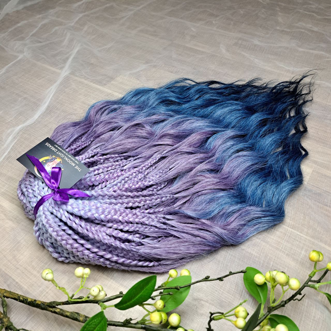 Ready to ship: 50 DE Indigo Lavender BRUSHABLE synthetic curls with braided middle

This set features a smooth lavender-to-indigo gradient with cool, clean tones and a soft transition between shades. Soft, lightweight, and reusable 50 double ended synthetic braids with loose wavy brushable ends.

Length: ±22-24 inches (55-50 cm)
Braided part of curls ±4-5 inches (11-13 cm) folded
Weight: ±350 gr (12,35 oz)