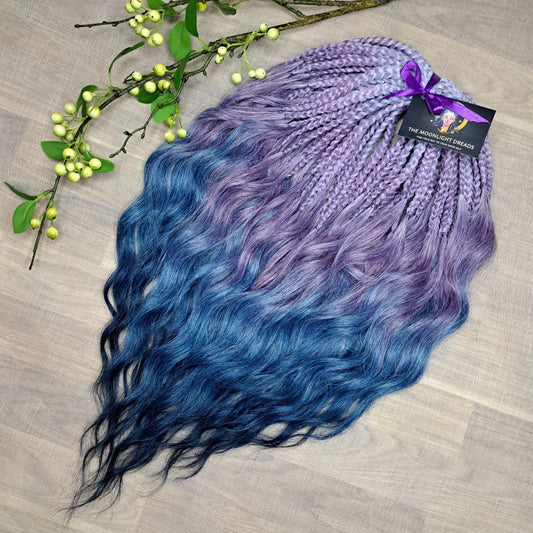 Ready to ship: 50 DE Indigo Lavender BRUSHABLE synthetic curls with braided middle

This set features a smooth lavender-to-indigo gradient with cool, clean tones and a soft transition between shades. Soft, lightweight, and reusable 50 double ended synthetic braids with loose wavy brushable ends.

Length: ±22-24 inches (55-50 cm)
Braided part of curls ±4-5 inches (11-13 cm) folded
Weight: ±350 gr (12,35 oz)