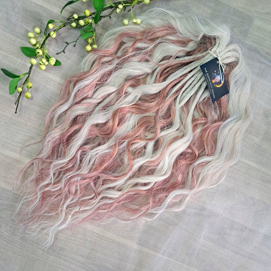Soft, lightweight, and reusable partial set of 33 double ended synthetic standard dreaded brushable curls. This set blends strawberry blonde with soft pearl blonde, creating a smooth, delicate gradient with warm–cool balance

Length: 22-24 inches (55-60 cm)
Dreaded part: approximately 3-4 inches (8-10 cm)
Weight: ±220 gr (7,7 oz)