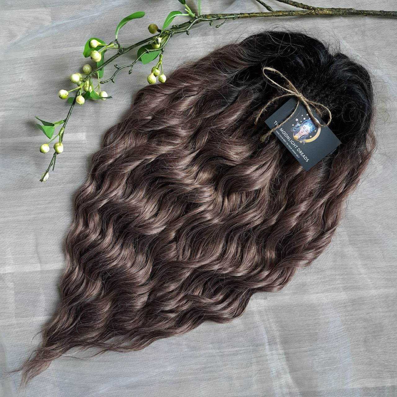 Ombre dark roots, pinky brown soft, lightweight, and reusable 50 double ended regular dreaded brushable curls. Please note: this color is difficult to convey in a photo, which is why there may be some color discrepancies.

Length: ±22-24 inches (55-60 cm)
Dreaded part: ±3-4 inches (8-10 cm)
Weight: ±300 gr (10,6 oz)