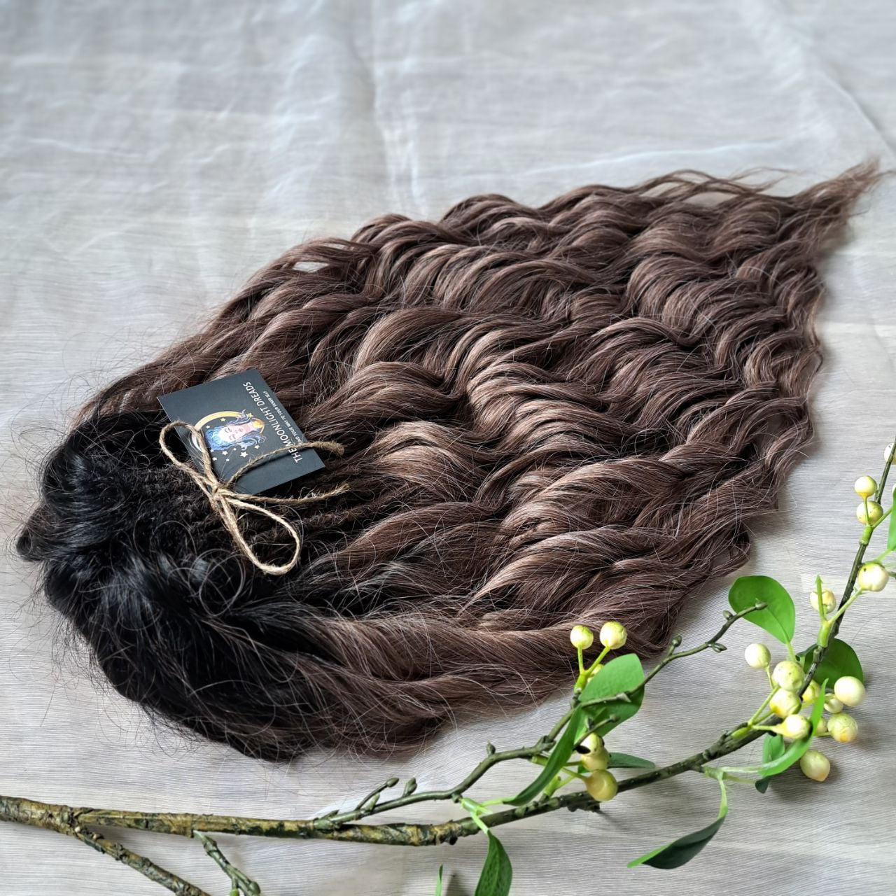 Ombre dark roots, pinky brown soft, lightweight, and reusable 50 double ended regular dreaded brushable curls. Please note: this color is difficult to convey in a photo, which is why there may be some color discrepancies.

Length: ±22-24 inches (55-60 cm)
Dreaded part: ±3-4 inches (8-10 cm)
Weight: ±300 gr (10,6 oz)
