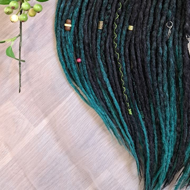 Deep forest dreads - Black and ombre emerald synthetic set of 50 double ended crochet dreadlocks.

Length: ±18-20 inches (45-50 cm)
Thickness of dreads and braids: ±0.8-1 cm
Weight with decoration: ±315 gr (11 oz)