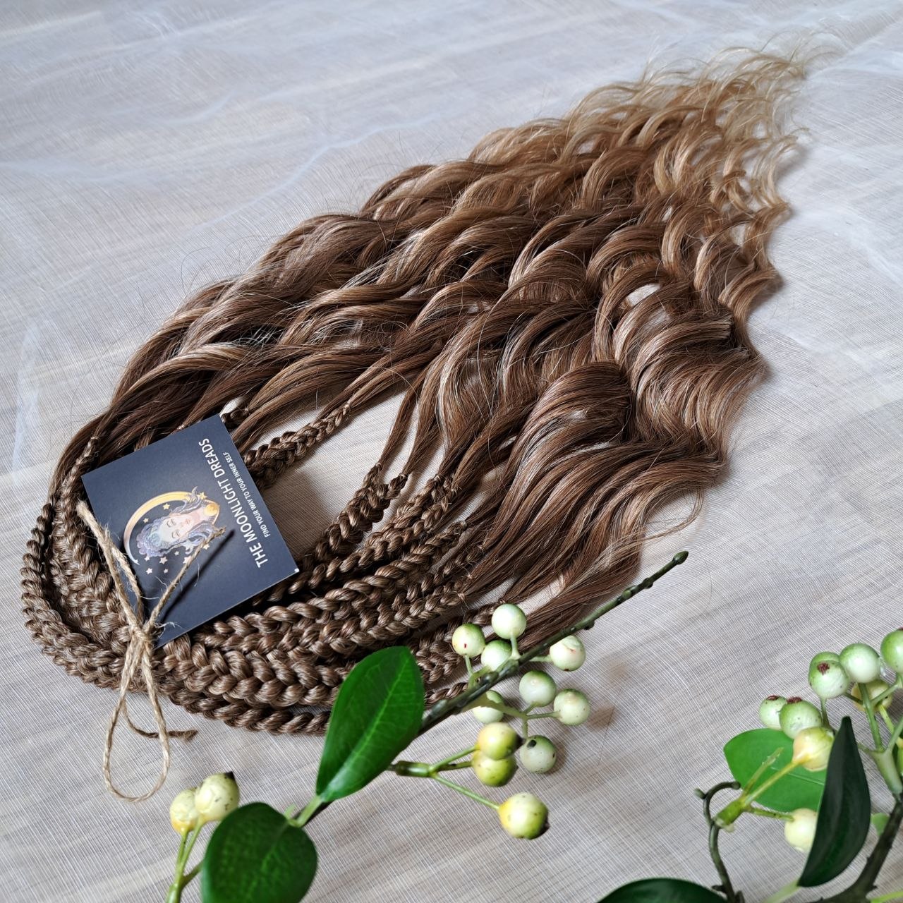 Bring the warmth of golden afternoons into your look with Honey Hazelnut. This set blends rich hazelnut brown at the roots into sweet caramel tones and finishes with soft wheat blonde tips (T042). The waves catch the light beautifully, creating a natural sun-kissed effect.

Perfect for lovers of natural yet radiant colors, this set will add elegance and effortless charm to your style.