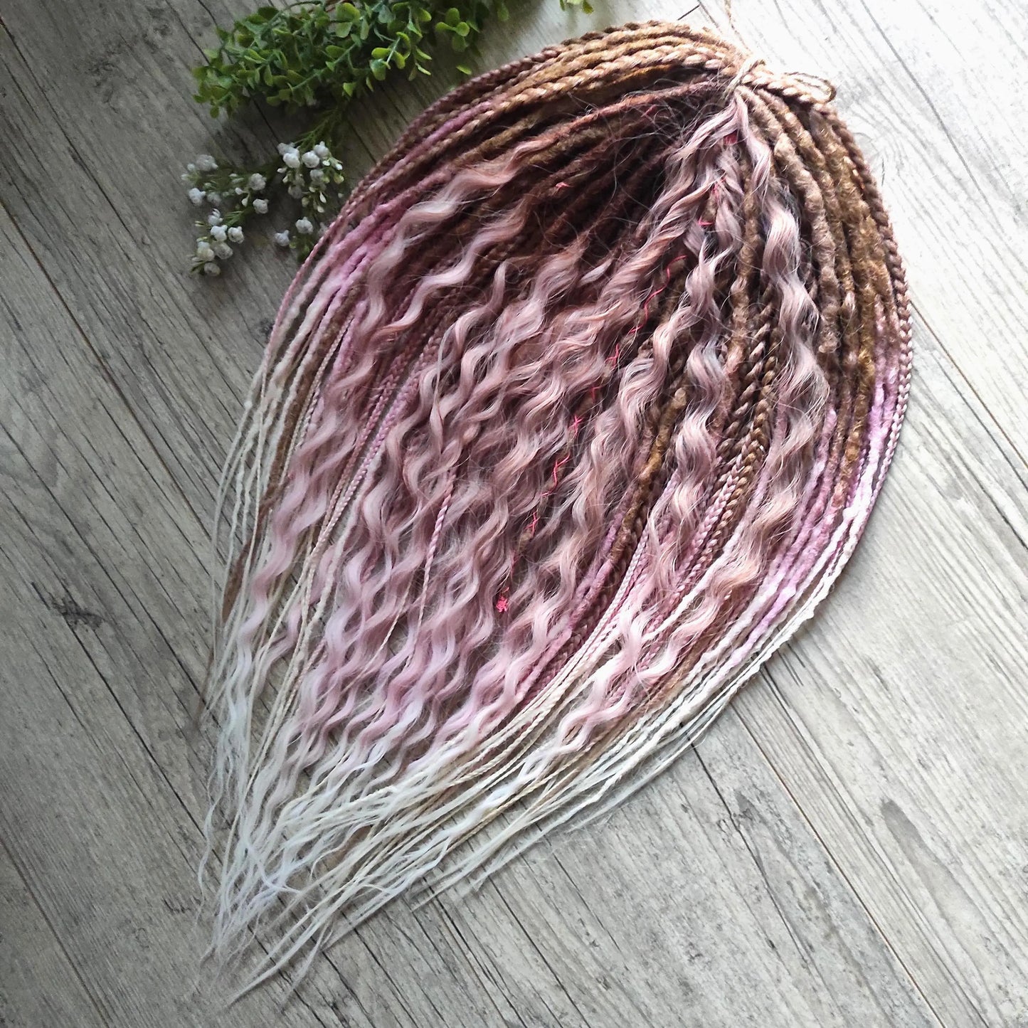 IceCream – double ended synthetic crochet dreadlocks and braids.
At the roots, the color starts with warm caramel and nude blonde tones, gradually transitioning towards the ends into delicate pastel pink and platinum blonde. The gradient is smooth and airy, with a light pastel feel and no harsh contrasts.

A soft, creamy blend inspired by strawberry and vanilla ice cream in a waffle cone.