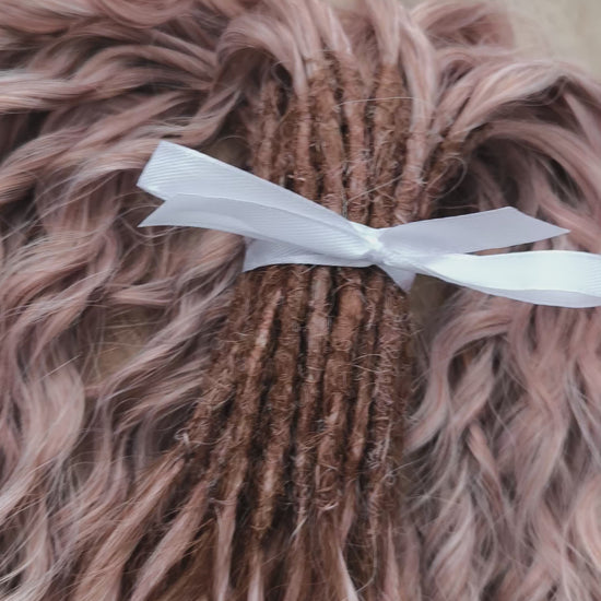 The set features a soft and elegant gradient: starting with a dusty rose brown at the roots, blending into a gentle blush pink, and fading into a light icy blonde at the tips.

It creates a dreamy, romantic look reminiscent of strawberries and cream or a rosé latte – delicate yet eye-catching. The subtle pastel tones make this color perfect for those who love a feminine, graceful, and versatile style.