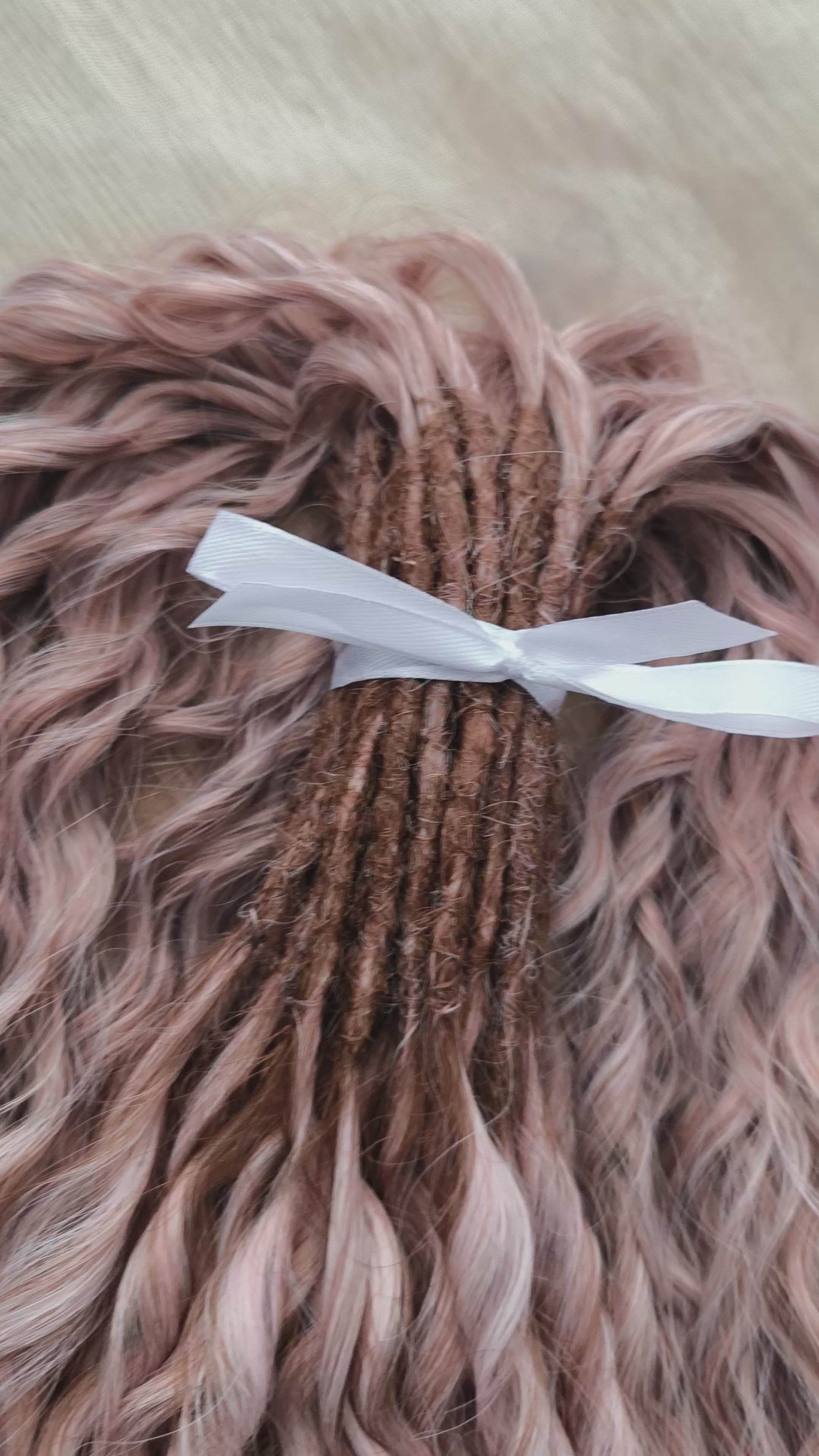 The set features a soft and elegant gradient: starting with a dusty rose brown at the roots, blending into a gentle blush pink, and fading into a light icy blonde at the tips.

It creates a dreamy, romantic look reminiscent of strawberries and cream or a rosé latte – delicate yet eye-catching. The subtle pastel tones make this color perfect for those who love a feminine, graceful, and versatile style.