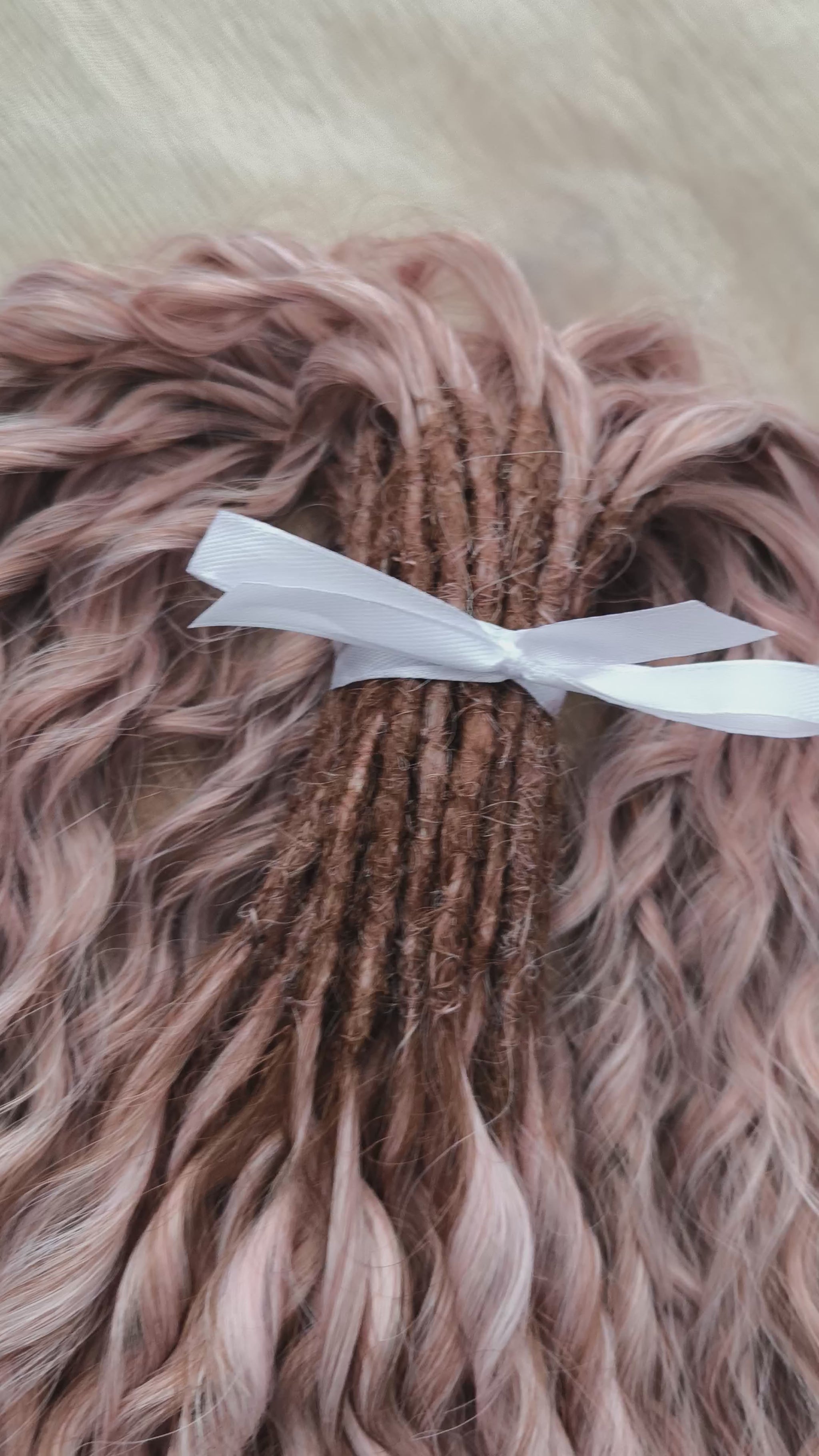 The set features a soft and elegant gradient: starting with a dusty rose brown at the roots, blending into a gentle blush pink, and fading into a light icy blonde at the tips.

It creates a dreamy, romantic look reminiscent of strawberries and cream or a rosé latte – delicate yet eye-catching. The subtle pastel tones make this color perfect for those who love a feminine, graceful, and versatile style.