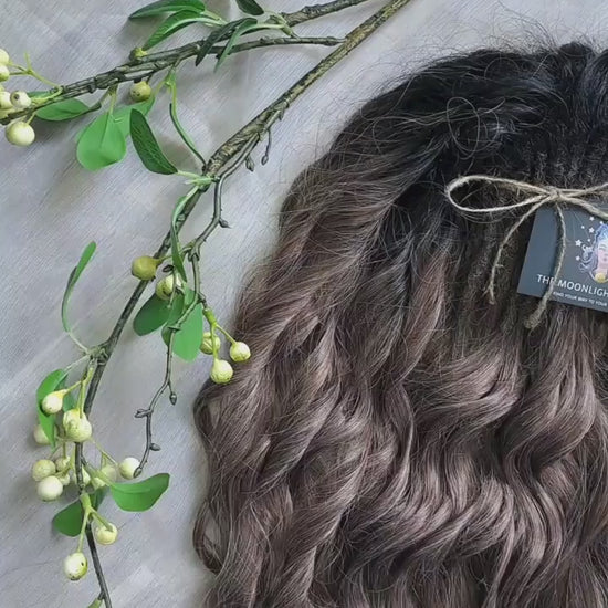 Ombre dark roots, pinky brown soft, lightweight, and reusable 50 double ended regular dreaded brushable curls. Please note: this color is difficult to convey in a photo, which is why there may be some color discrepancies.

Length: ±22-24 inches (55-60 cm)
Dreaded part: ±3-4 inches (8-10 cm)
Weight: ±300 gr (10,6 oz)
