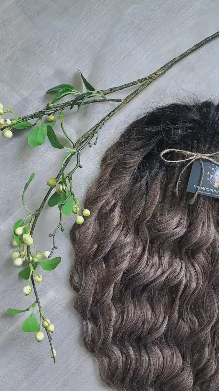 Ombre dark roots, pinky brown soft, lightweight, and reusable 50 double ended regular dreaded brushable curls. Please note: this color is difficult to convey in a photo, which is why there may be some color discrepancies.

Length: ±22-24 inches (55-60 cm)
Dreaded part: ±3-4 inches (8-10 cm)
Weight: ±300 gr (10,6 oz)
