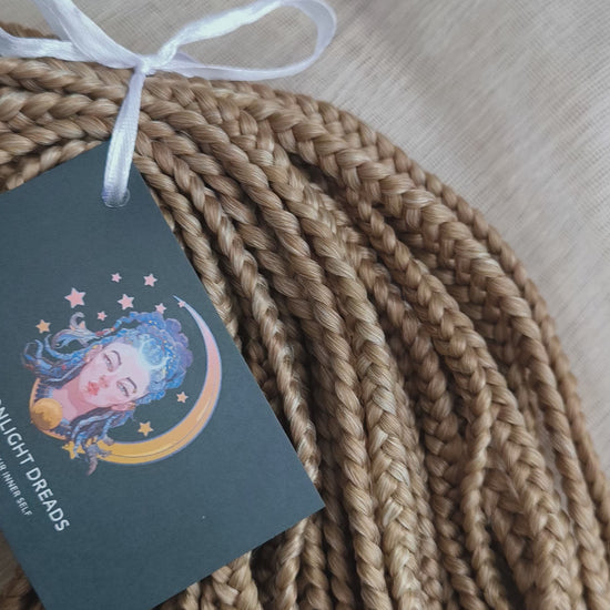 Natural ombre blonde reusable synthetic partial set of 45 DE wavy braids. 
The length is 20-22 inches (50-55 cm)
Thickness ±0.8 cm
Weight ±400 grams (14 oz)
