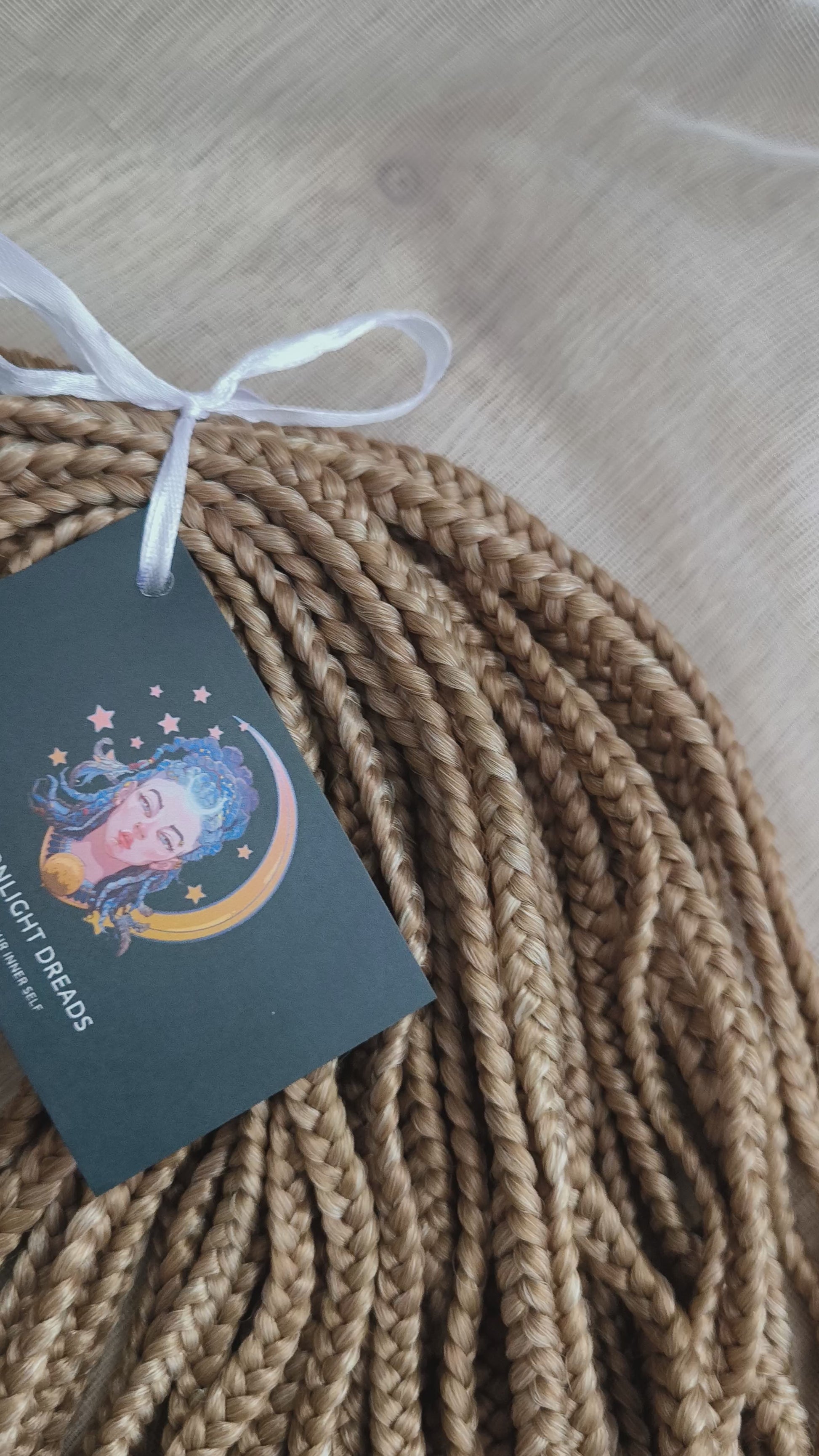 Natural ombre blonde reusable synthetic partial set of 45 DE wavy braids. 
The length is 20-22 inches (50-55 cm)
Thickness ±0.8 cm
Weight ±400 grams (14 oz)
