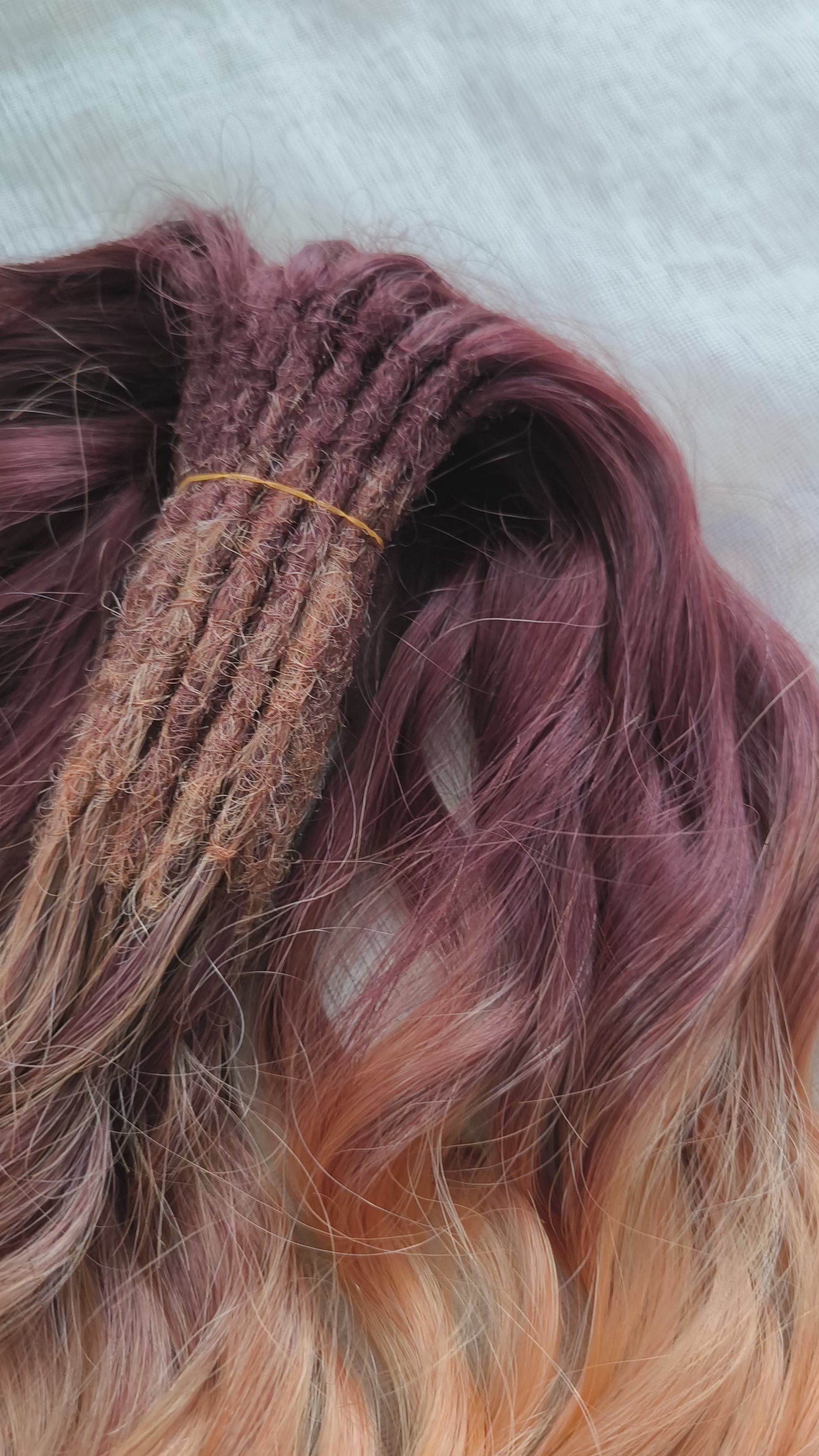Calico – warm, rich, and full of fiery charm 🔥

From deep mahogany roots through glowing copper and pumpkin tones, to creamy vanilla ends — this smooth ombré evokes autumn leaves, golden hour sunlight, and cozy warmth. Soft, lightweight, and reusable synthetic brushable double ended wavy dreadlocks (available as regular dreaded, braided middle, or push-up).

Perfect for fall looks, seasonal photoshoots, or anyone who craves warm, spicy colors in their style.