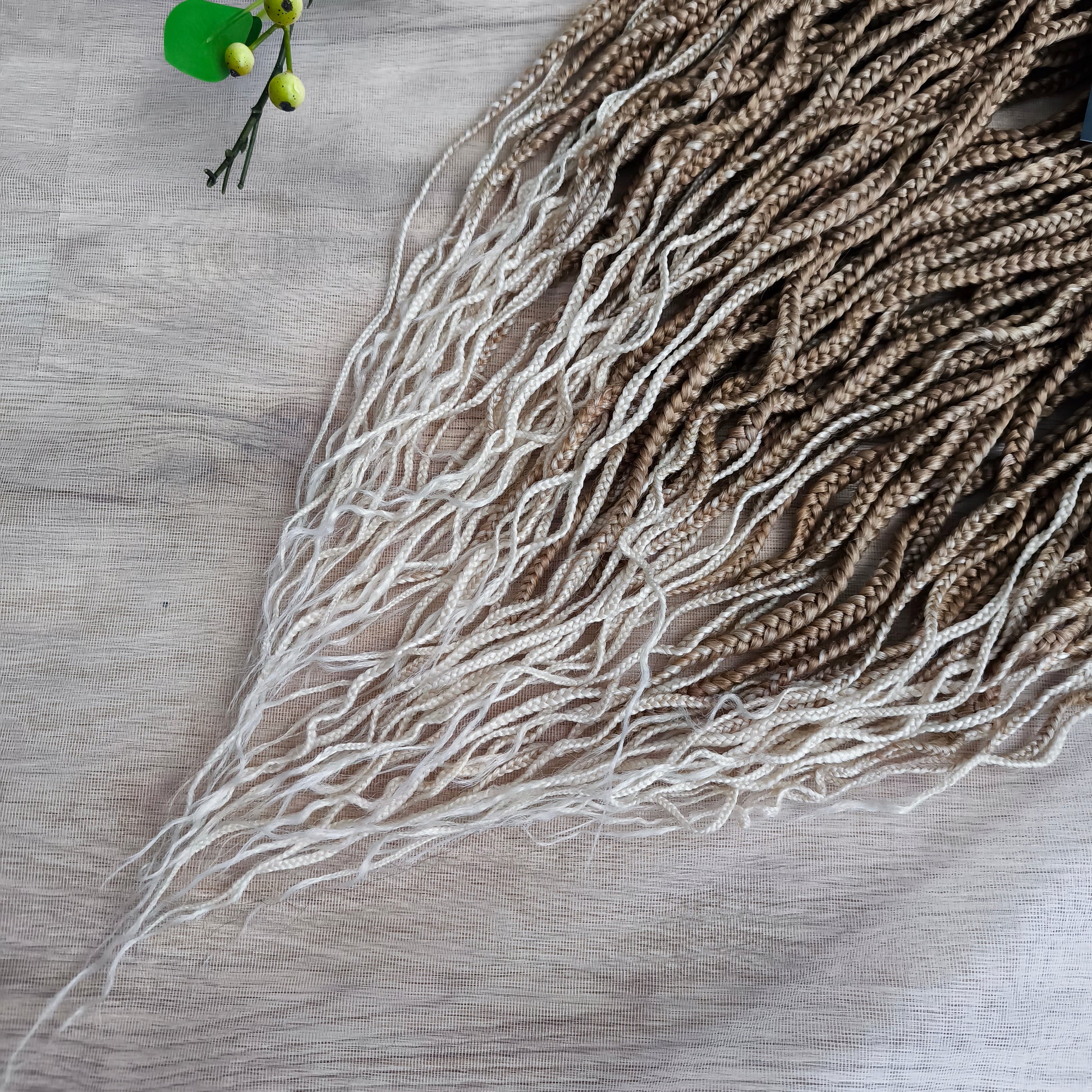 Natural ombre blonde reusable synthetic partial set of 45 DE wavy braids. 
The length is 20-22 inches (50-55 cm)
Thickness ±0.8 cm
Weight ±400 grams (14 oz)
