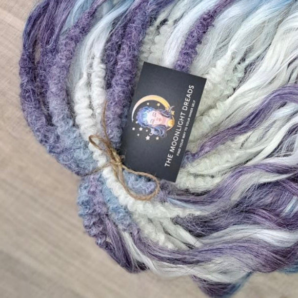 This set combines soft lilac, icy blonde, cool blue, and deep navy into a clean, cold-toned gradient. Lightweight, brushable, and reusable synthetic double-ended wavy dreadlocks with a smooth transition between shades.
Perfect for those who prefer crisp, cool colors and a fresh winter-inspired look.

📏 The length:
Standard dreaded: 22–24 inches (55–60 cm), dreaded part ±3–4 inches
Braided middle: 22–24 inches (55–60 cm), braid ±4–5 inches folded (total ±8–10 inches)
Push-up / Dolly: 20–22 inches (50–55 cm)